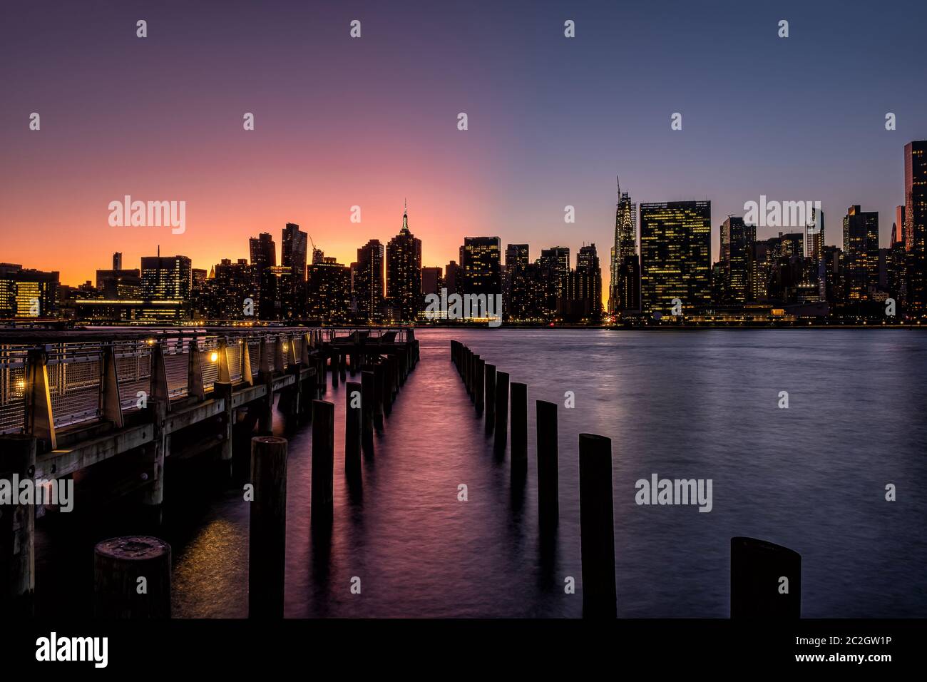 Long Island City Gantry-Schild und Manhattan Midtwon Skyline vor dem East River Stockfoto