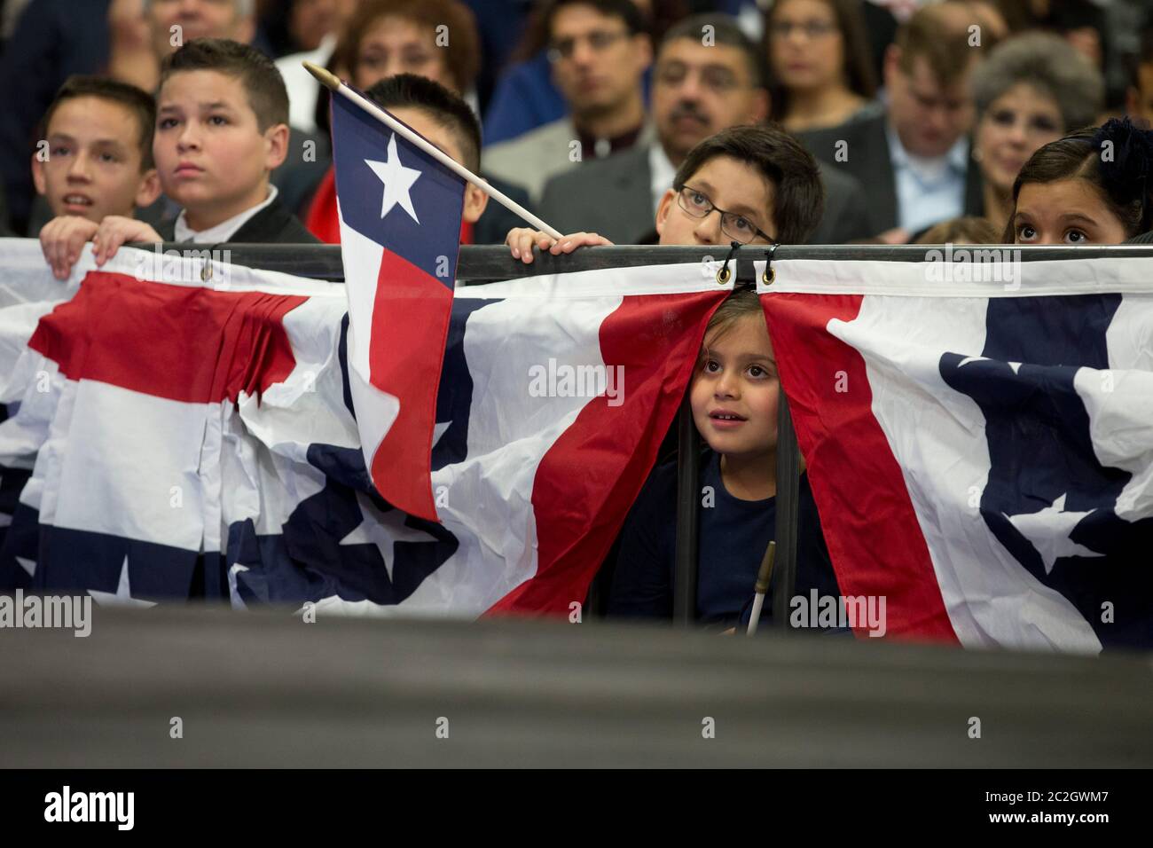 Leticia Van de Putte für Texas LT. Gouverneur - Junge Kinder sehen sich als demokratische Senatorin Leticia Van de Putte, eine 24-jährige Veteran des Hauses und Senats von Texas, kündigt ihre Absicht an, für Leutnant Governor zu laufen, ein Amt, das viele Texaner als mächtiger als der Gouverneur betrachten. Van de Putte, 59, ein eingetragener Apotheker, ist ein lebenslanger hispanischer Einwohner von San Antonio. November 2013 © Bob Daemmrich Stockfoto