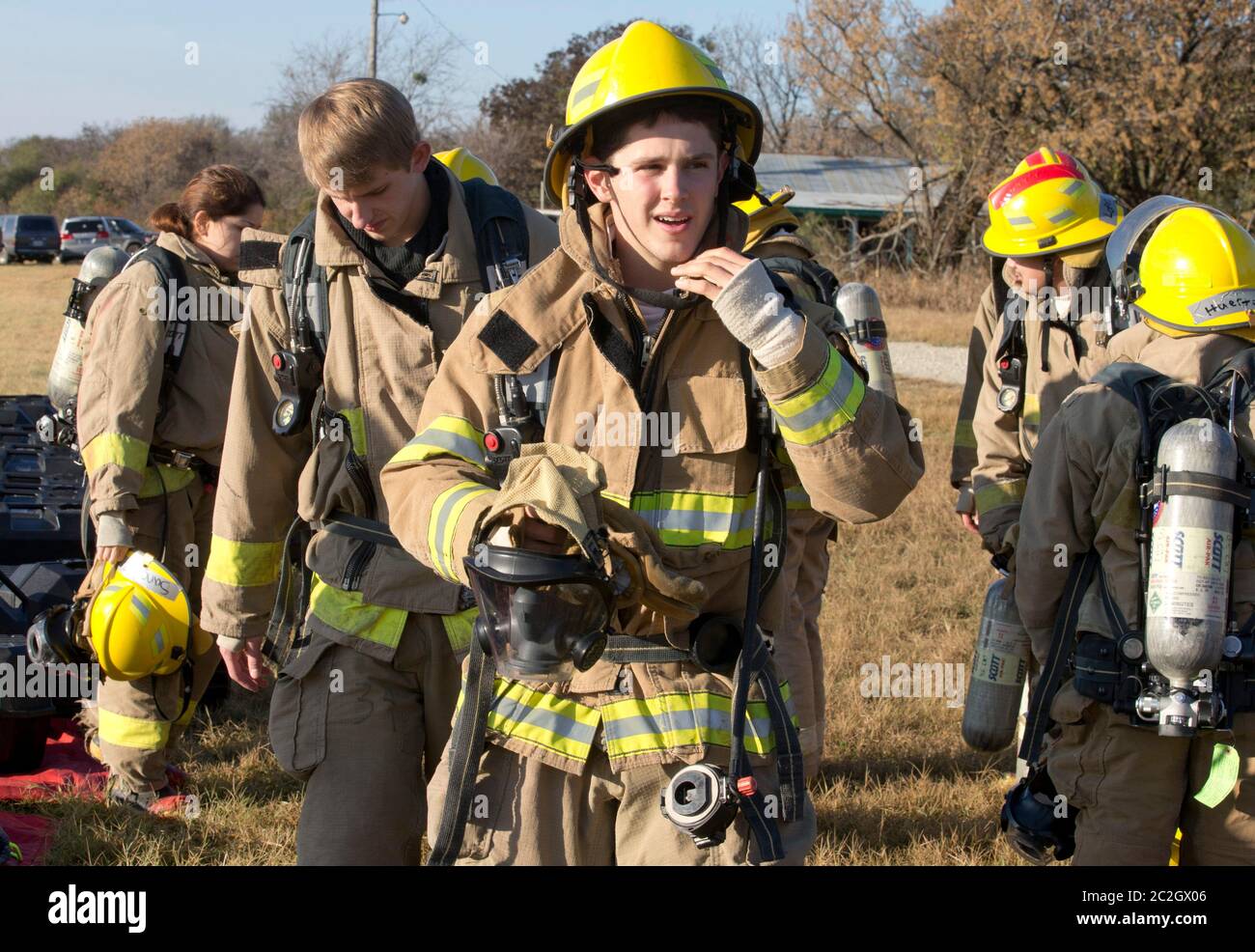 Austin Texas, USA, Februar 4 2014: Schüler der LBJ High School Fire Training Academy mit Wahlausrüstung bereiten sich auf eine Trainingsübung vor. Studierende, die das zweijährige Programm absolvieren, sind für die EMT-Zertifizierung als Notarzt qualifiziert und verfügen über fortgeschrittene Fähigkeiten zur Brandbekämpfung. ©Bob Daemmrich Stockfoto