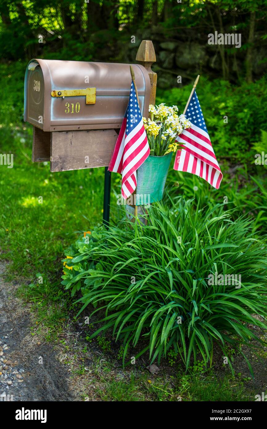 Ein Briefkasten am Straßenrand, der für Memorial Day dekoriert ist Stockfoto