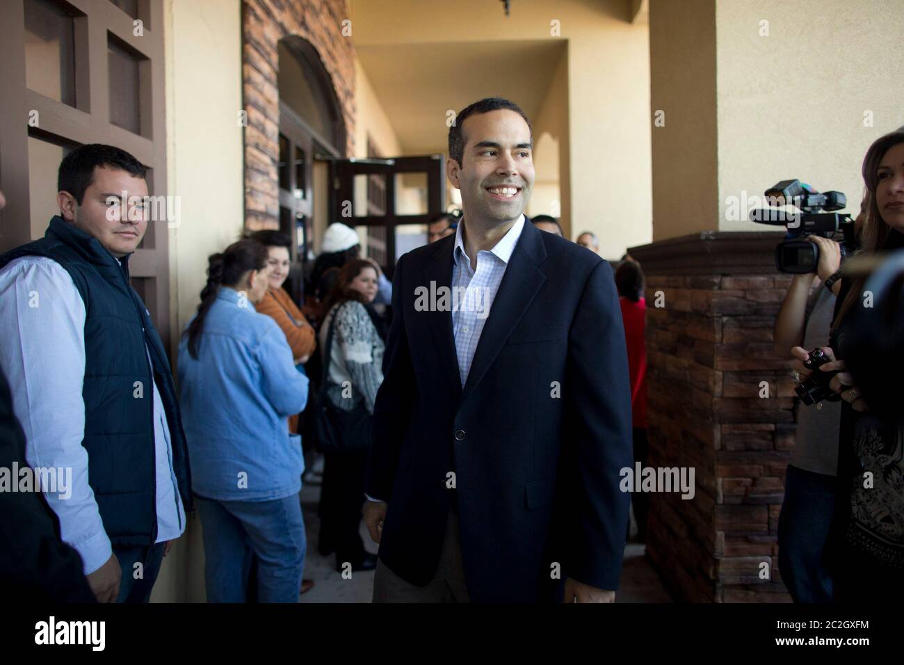 Hidalgo Texas, USA, Februar 13 2014: George P. Bush macht einen Wahlkampf durch Südtexas mit einem Halt in Hidalgo entlang der Grenze zwischen Texas und Mexiko. Bush, 37, ist der Sohn der Regierung Floridas. Jeb Bush, Neffe des ehemaligen US-Präsidenten George W. Bush und Enkel des ehemaligen US-Präsidenten George H.W. Bush. Er kandidiert zum ersten Mal für ein öffentliches Amt auf dem republikanischen Ticket für Texas Land Commissioner. ©Bob Daemmrich Stockfoto