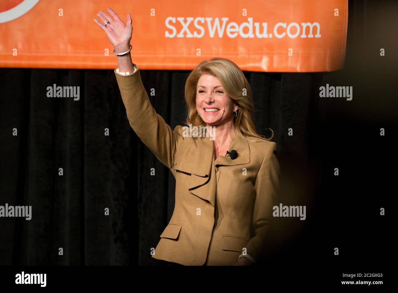 Austin Texas, USA, März 6 2014: Texas State Sen. Wendy Davis winkt der Menge zu, bevor sie auf einer SXSWedu-Show über ihre Bildungsprioritäten spricht, nachdem sie im Rennen um den Gouverneur in Texas den ersten Sieg der Demokraten errungen errungen hat. Davis wird bei den Parlamentswahlen im November mit einem gut finanzierten Republikaner, Greg Abbott, konfrontiert sein. ©Bob Daemmrich Stockfoto