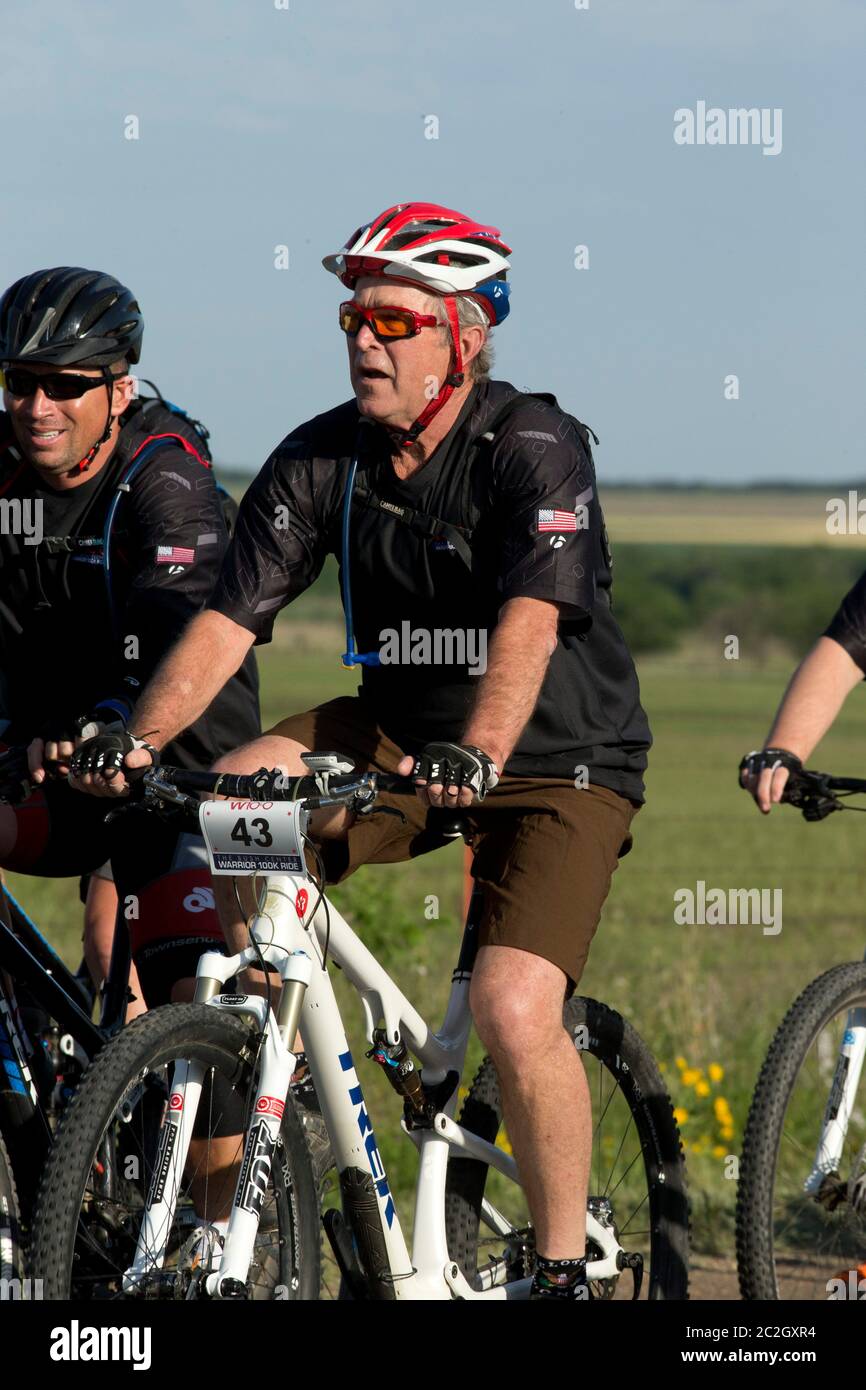 Crawford Texas, USA, Mai 2 2014: Der ehemalige Präsident George W. Bush führt im vierten jährlichen Wundred Warrior 100K eine Reihe von Radfahrern durch seine Prairie Chapel Ranch vor Crawford. Die dreitägige Veranstaltung umfasste 17 eingeladene US-Soldaten, die bei den jüngsten Kämpfen im Irak und in Afghanistan verletzt wurden. ©Bob Daemmrich Stockfoto