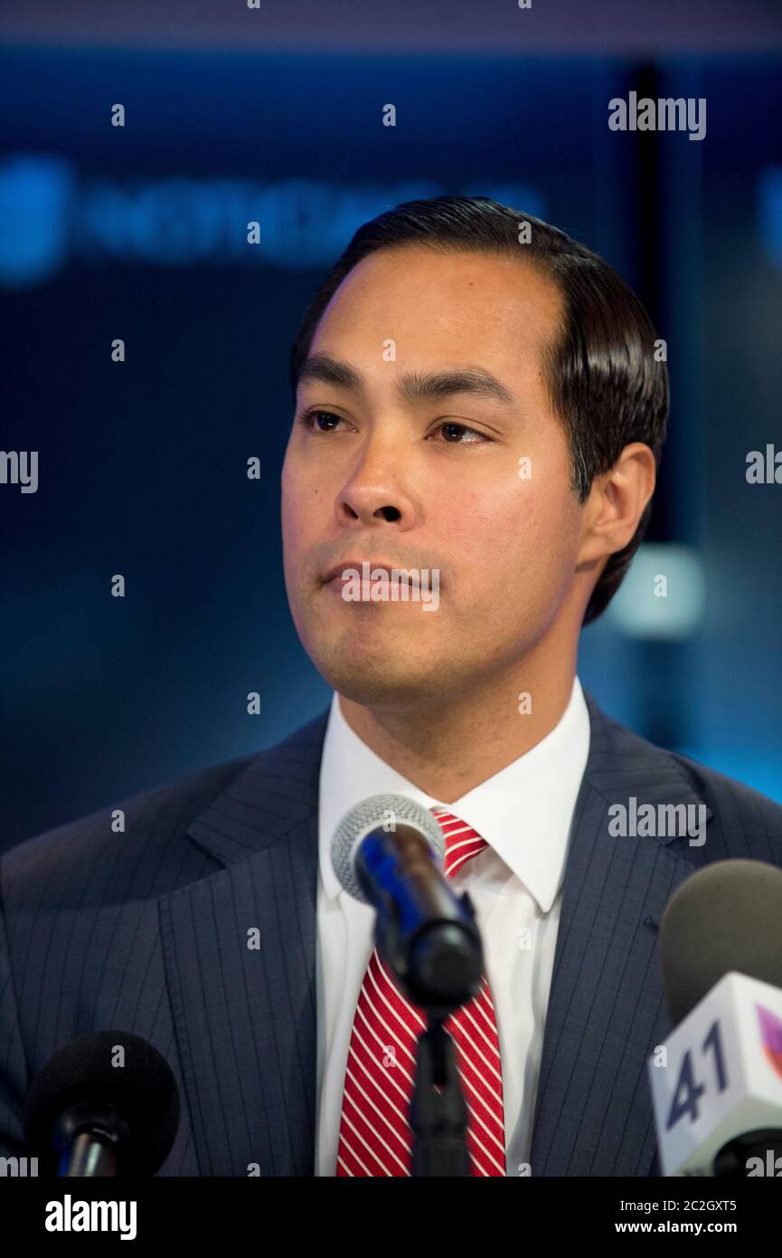 San Antonio Texas, USA, 15. April 2014: San Antonio Bürgermeister Julian Castro spricht auf einer Pressekonferenz, nachdem Präsident Barack Obama als nächster Kabinettssekretär für Wohnungsbau und Stadtentwicklung (HUD) angeworben wurde. ©Bob Daemmrich Stockfoto