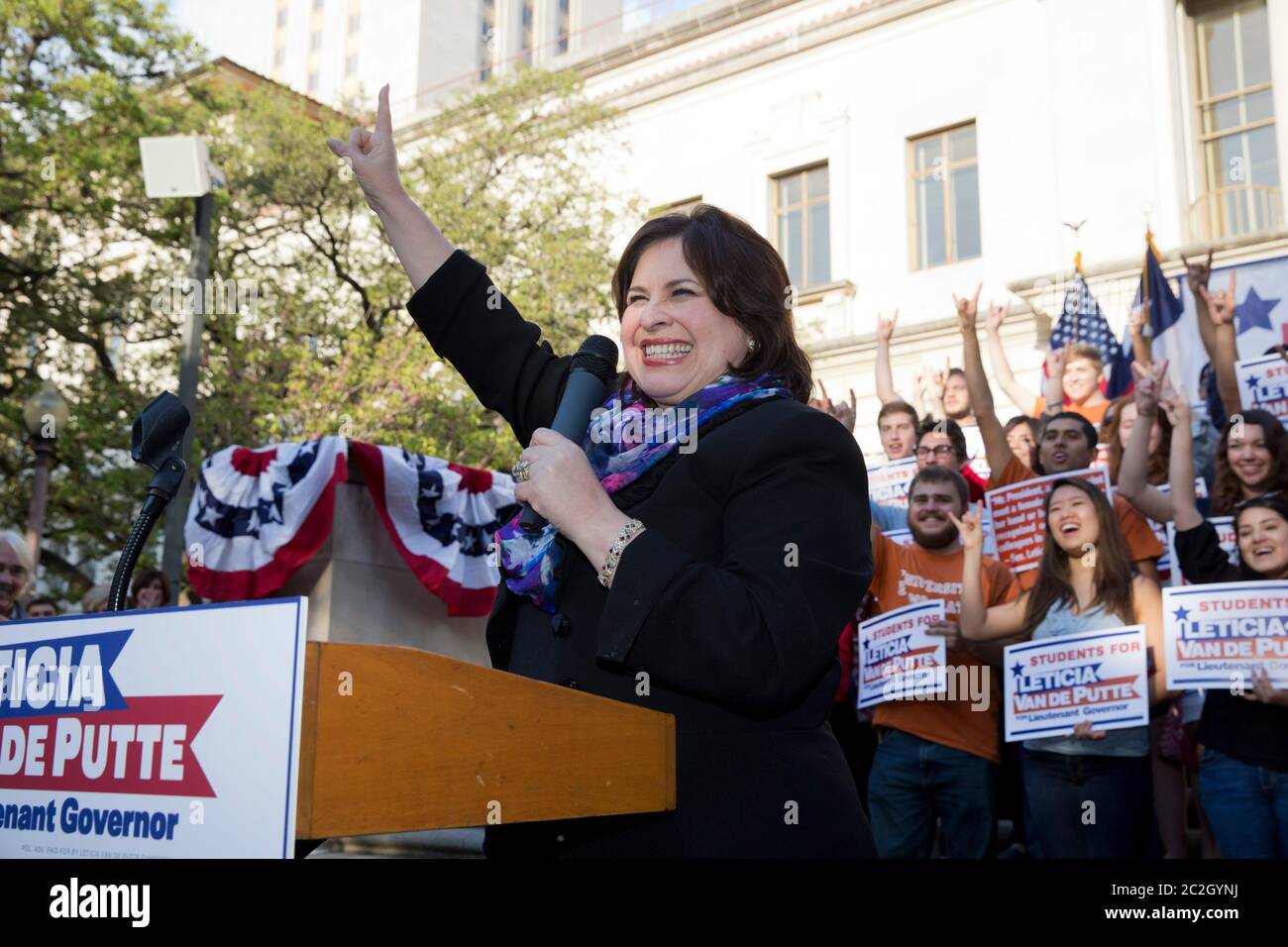 Austin Texas, USA, April 7 2014: Demokraten an der University of Texas in Austin begrüßen den hispanischen Texas State Sen. Leticia Van de Putte bei einer Wahlkampfveranstaltung auf dem Campus. Van de Putte, ein alter Senator aus San Antonio, der sich für das Amt des Vizegouverneurs kandidiert, wird bei den Parlamentswahlen im November mit einer gewaltigen republikanischen Opposition für das Amt konfrontiert sein. © Bob Daemmrich Stockfoto