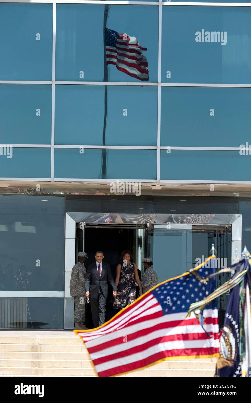 Fort Hood Texas, USA, April 9 2014: Präsident Barack Obama und First Lady Michelle Obama gehen zum Gedenkgottesdienst, wo der Präsident zum Gedenken an drei getötete Soldaten von Fort Hood bei der Schießerei letzte Woche sprach. ©Bob Daemmrich Stockfoto