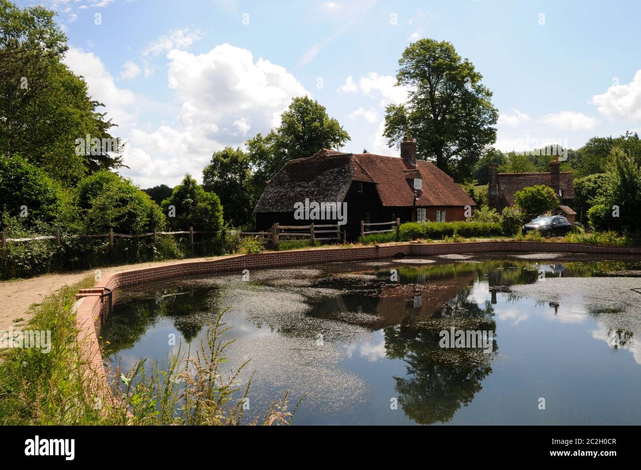 Park Mill bei Bateman's, Rudyard Kiplings Haus von 1902 - 1936. Die Mühle und ihr Teich (hier zu sehen) wurden kürzlich umfassend renoviert. Stockfoto