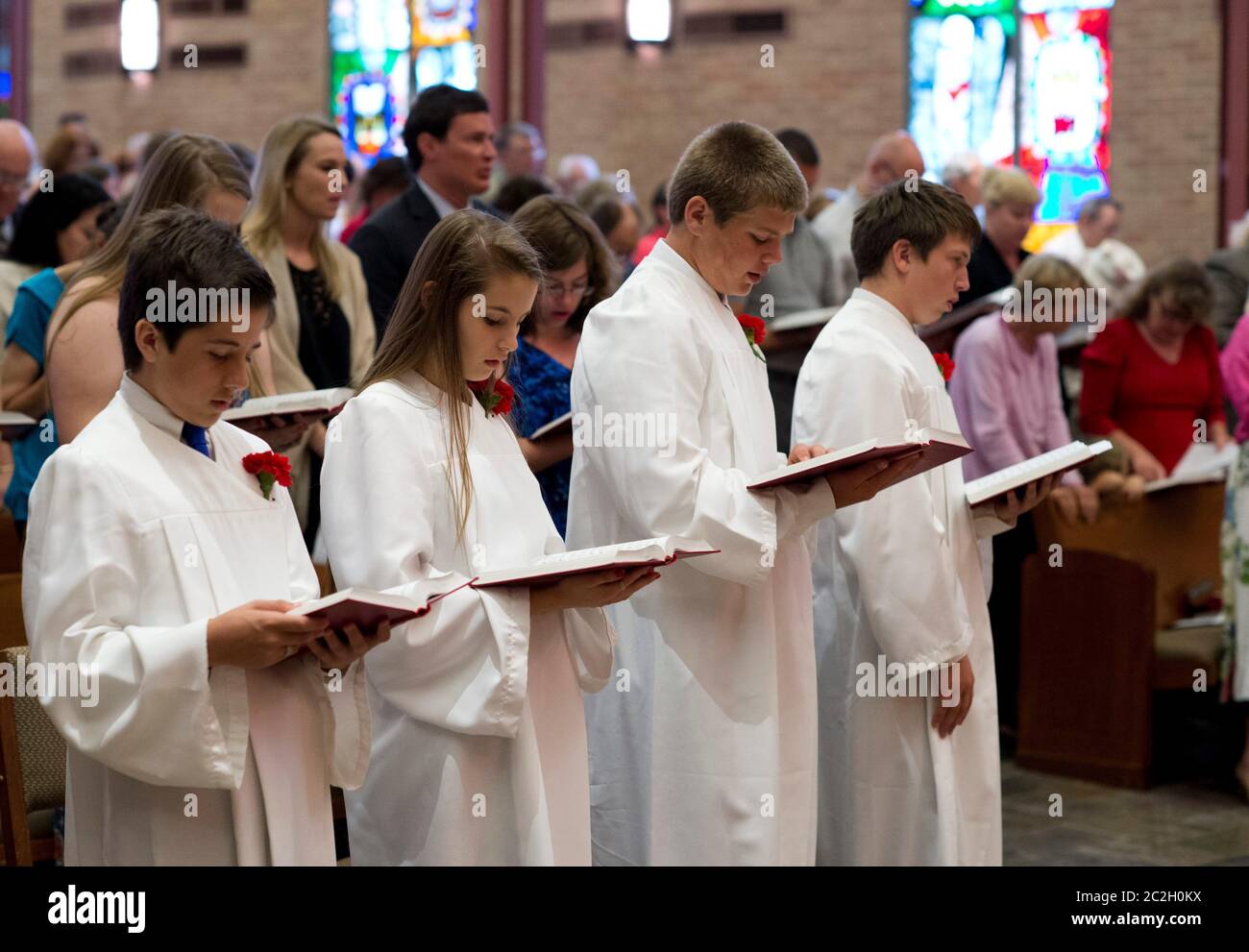 Austin Texas USA, Juni 8 2014: Lutheran Teenagers at St. Martins lutherische Kirche nimmt am Rite of Confirmation Teil, einem öffentlichen Glaubensberuf während einer Zeremonie vor der Gemeinde. ©Bob Daemmrich Stockfoto
