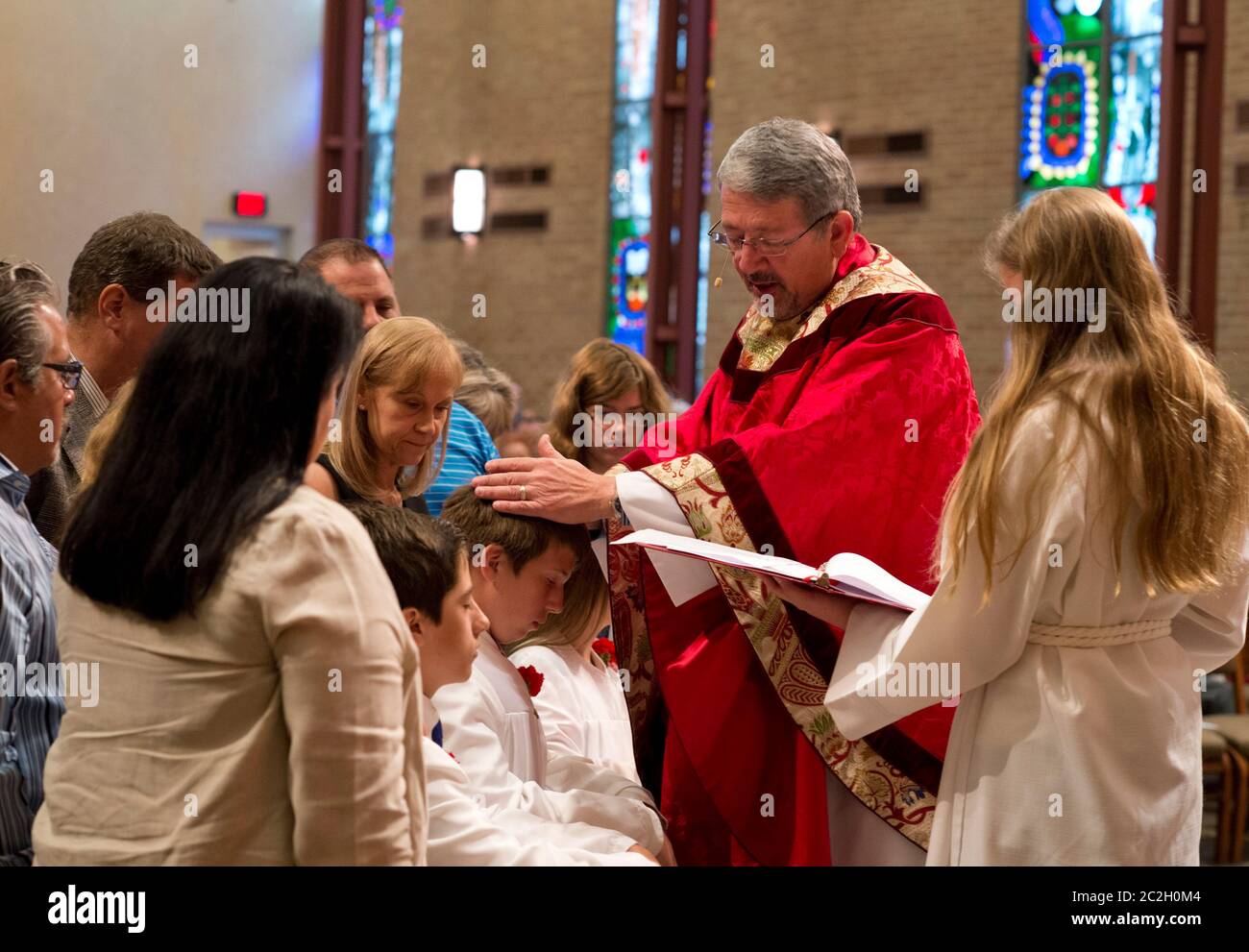 Austin Texas USA, Juni 8 2014: Lutheran Teenagers at St. Martins lutherische Kirche nimmt am Rite of Confirmation Teil, einem öffentlichen Glaubensberuf während einer Zeremonie vor der Gemeinde. ©Bob Daemmrich Stockfoto