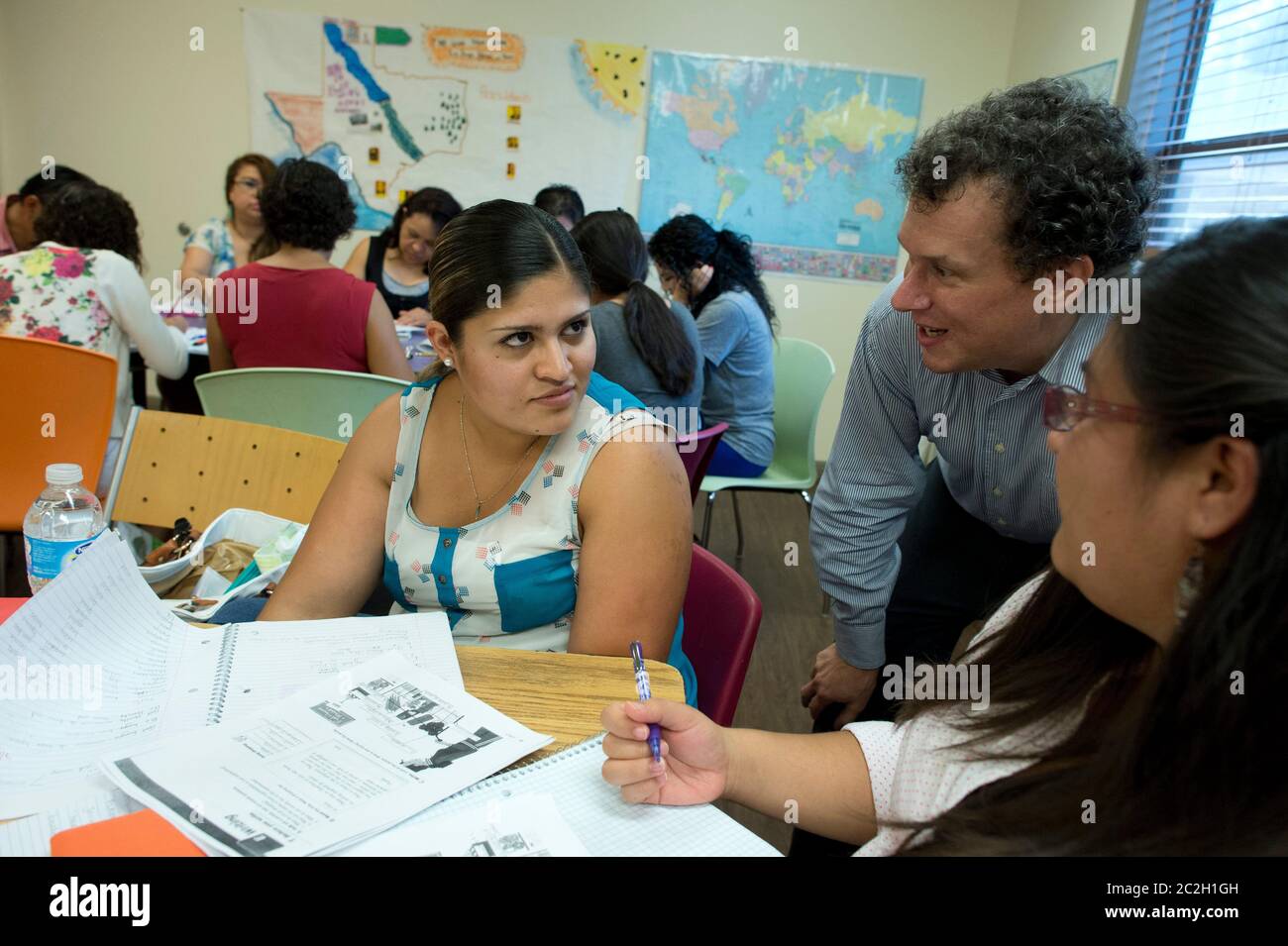 Austin Texas, USA, Juli 2014: Schüler besuchen einen kostenlosen Englisch-als-Zweitsprache-Kurs für nicht-Muttersprachler, ein Programm von Foundation Communities, einer in Austin ansässigen Sozialdienststelle, die Wohnungs- und Bildungsprogramme für einkommensschwache Haushalte anbietet. ©Bob Daemmrich Stockfoto