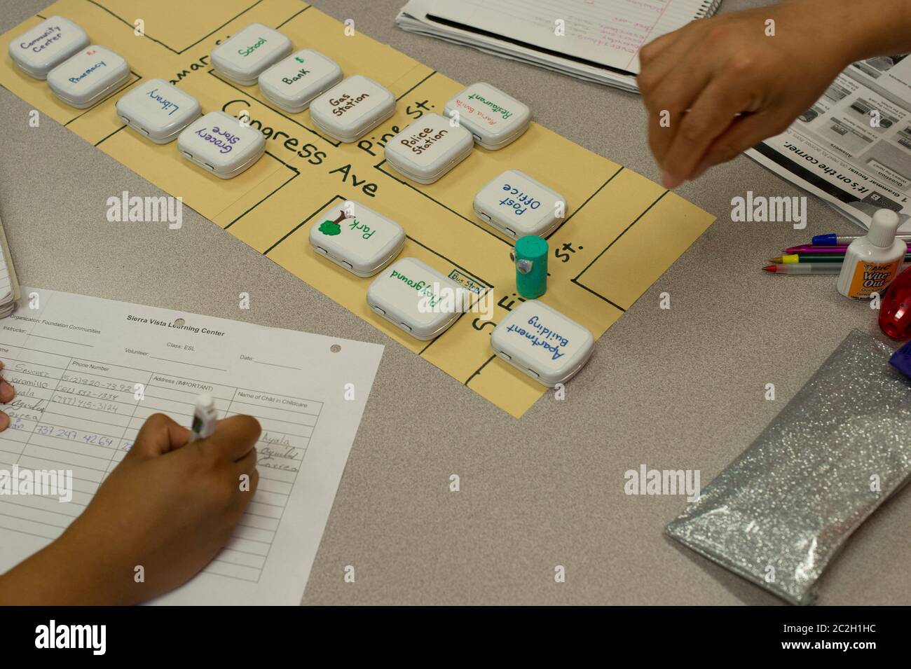 Austin Texas, USA, Juli 2014: Schüler verwenden Wortspielsteine, während sie an einem kostenlosen Englisch-Kurs für nicht-Muttersprachler (ESL) teilnehmen, einem Programm von Foundation Communities, einer in Austin ansässigen Sozialbehörde, die Wohnungs- und Bildungsprogramme für Haushalte mit niedrigem Einkommen anbietet. ©Bob Daemmrich Stockfoto