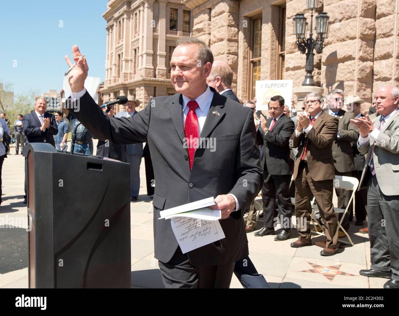 Austin Texas USA, März 24 2015: Der kontroverse Oberste Gerichtshof Alabamas, Chefrichter Roy Moore, winkt der Menge zu, nachdem er mit konservativen texanischen Gesetzgebern gesprochen hat, die sich bei einer Kundgebung im Texas Capitol gegen die Homosexualehe aussprechen. Moore hat den Richtern in Alabama befohlen, ein kürzlich ergangenes Urteil des Bundesgerichts zu ignorieren, das eine Homosexualehe im Staat erlaubt. ©Bob Daemmrich Stockfoto