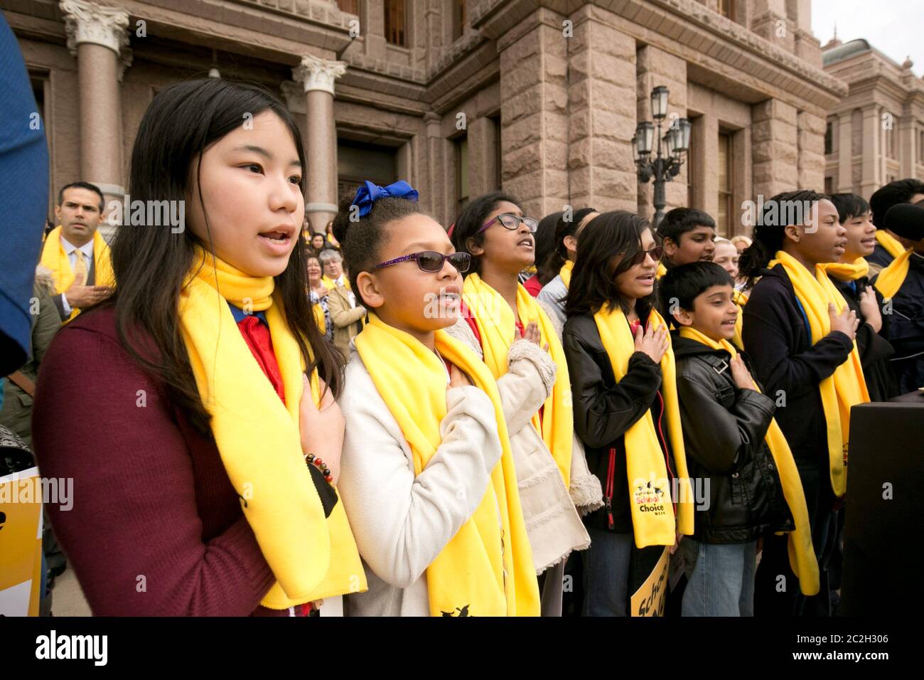 Austin Texas, USA, Januar 30 2015: Die Schüler zitieren das Versprechen der Allegiance, während sie sich gemeinsam mit Pädagogen und politischen Entscheidungsträgern für die Wahl der Schule im Texas Capitol zusammenschließen. ©Bob Daemmrich Stockfoto