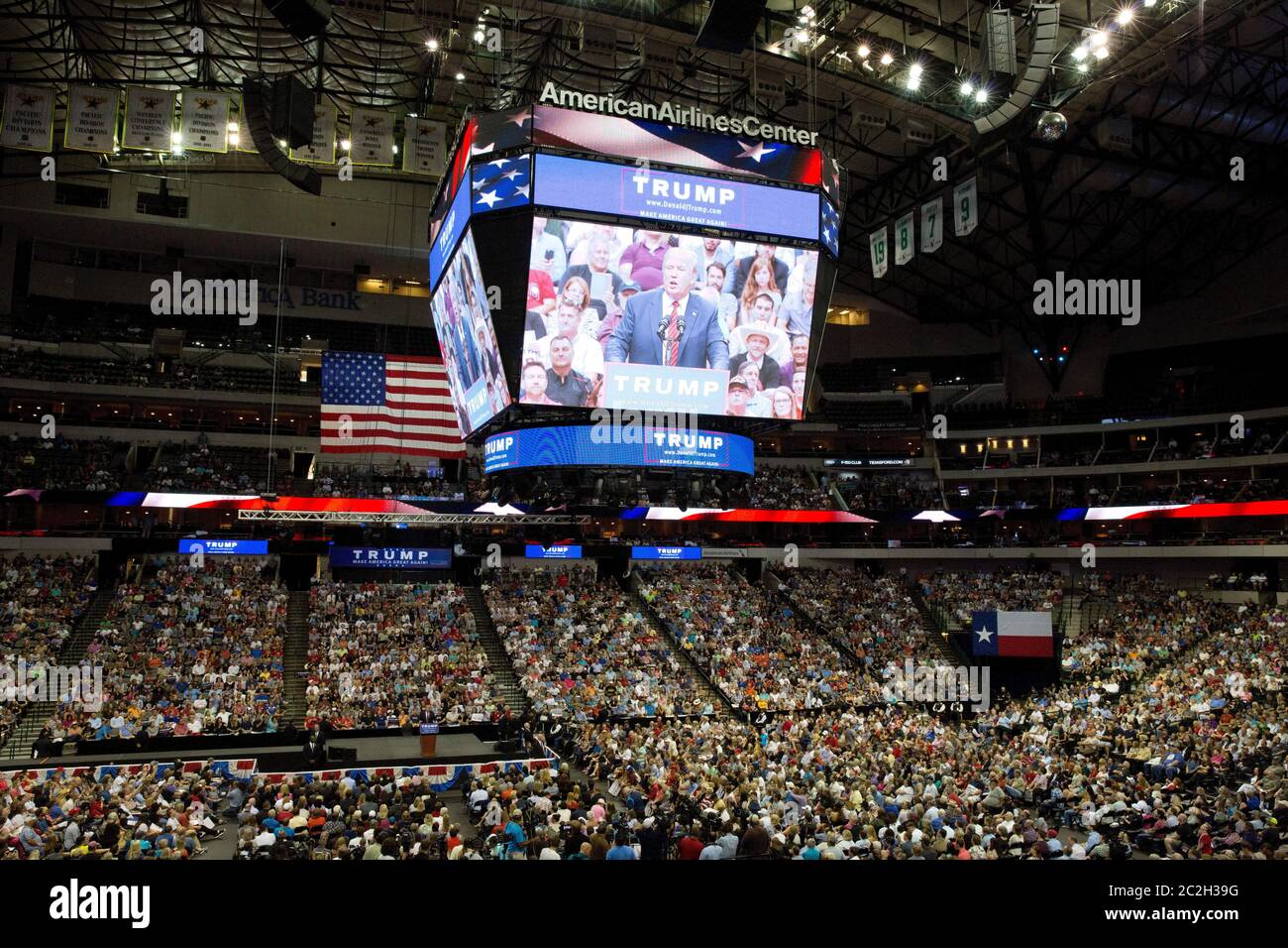 Dallas, Texas, USA, 14. September 2015: Geschäftsmann Donald Trump, Kandidat für die Präsidentschaftswahl der Republikaner, spricht während einer Wahlkampfshow im American Airlines Center vor einer großen Menge. Trump führt das Rudel republikanischer Kandidaten an, die in die Mittwochdebatte gehen. ©Bob Daemmrich Stockfoto