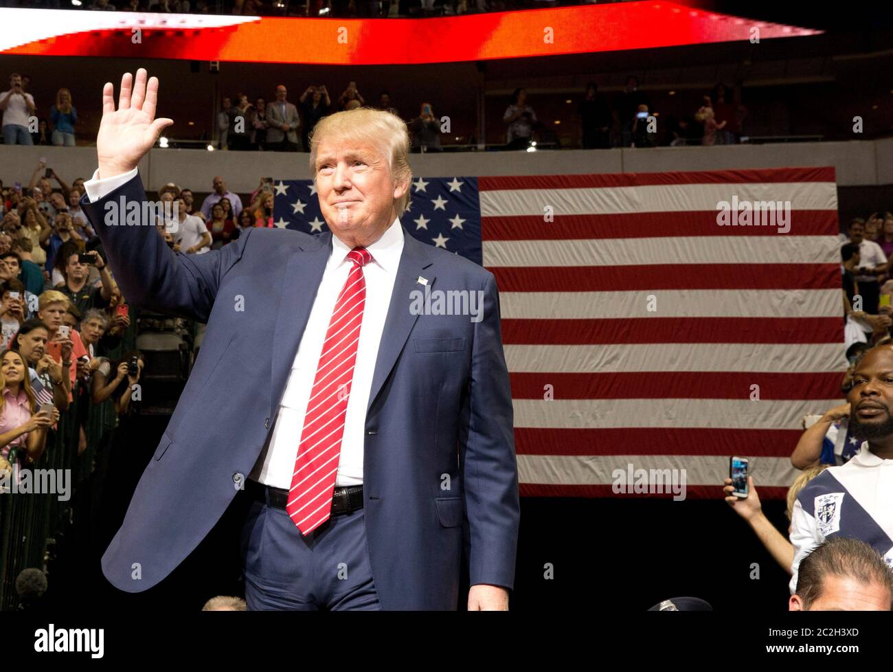 Dallas, Texas, USA, 14. September 2015: Geschäftsmann Donald Trump, Kandidat für die Präsidentschaftswahl der Republikaner, winkt bei einem Wahlkampfauftritt vor einer enthusiastischen Menge im American Airlines Center in Dallas den Anhängern zu. Trump führt das Rudel republikanischer Kandidaten an, die in die Debatte am Mittwoch in Kalifornien gehen. ©Bob Daemmrich Stockfoto