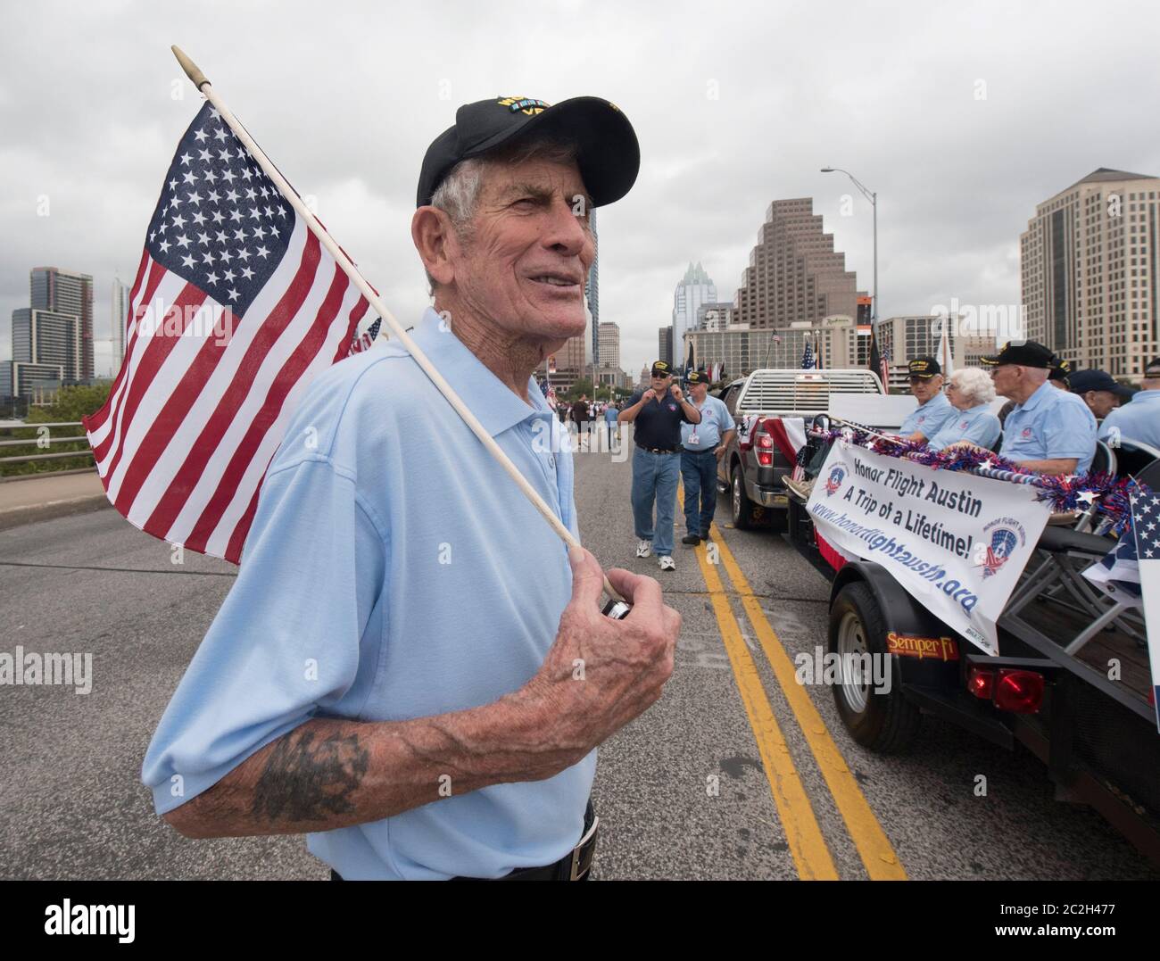 Austin Texas, USA, November 11 2015: Der Veteran Joe Barger aus Austin hält eine kleine amerikanische Flagge, während die Teilnehmer sich auf die jährliche Parade zum Veterans Day auf der Congress Avenue vorbereiten. ©Bob Daemmrich Stockfoto