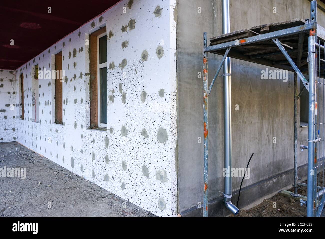 Die Fassade des Hauses ist vor der Oberflächenbehandlung mit Wärmedämmplatten bedeckt Stockfoto
