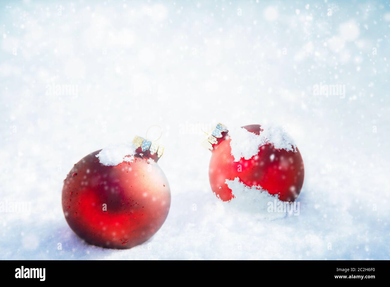 Weihnachtsschmuck auf weißem Schnee Hintergrund Stockfoto