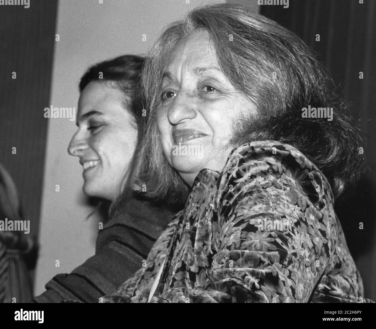 Betty Friedan spricht an der Harvard Kennedy School mit Anita Diamont links, 1981 Stockfoto