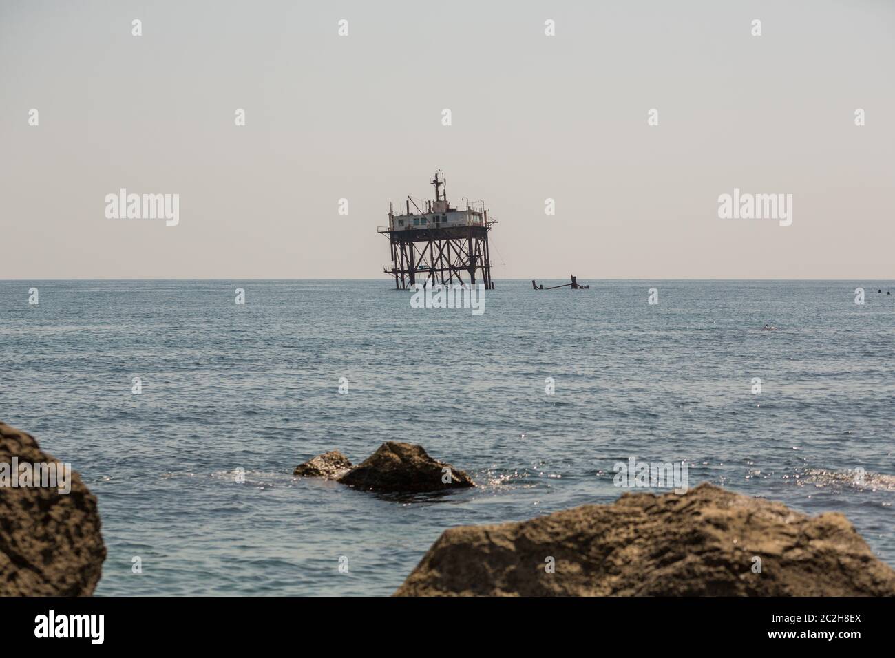 Verlassene ozeanographische Plattform neben Schwarzmeerküste, Krim. Alte verlassene Meer rostigen Bohrplat Stockfoto