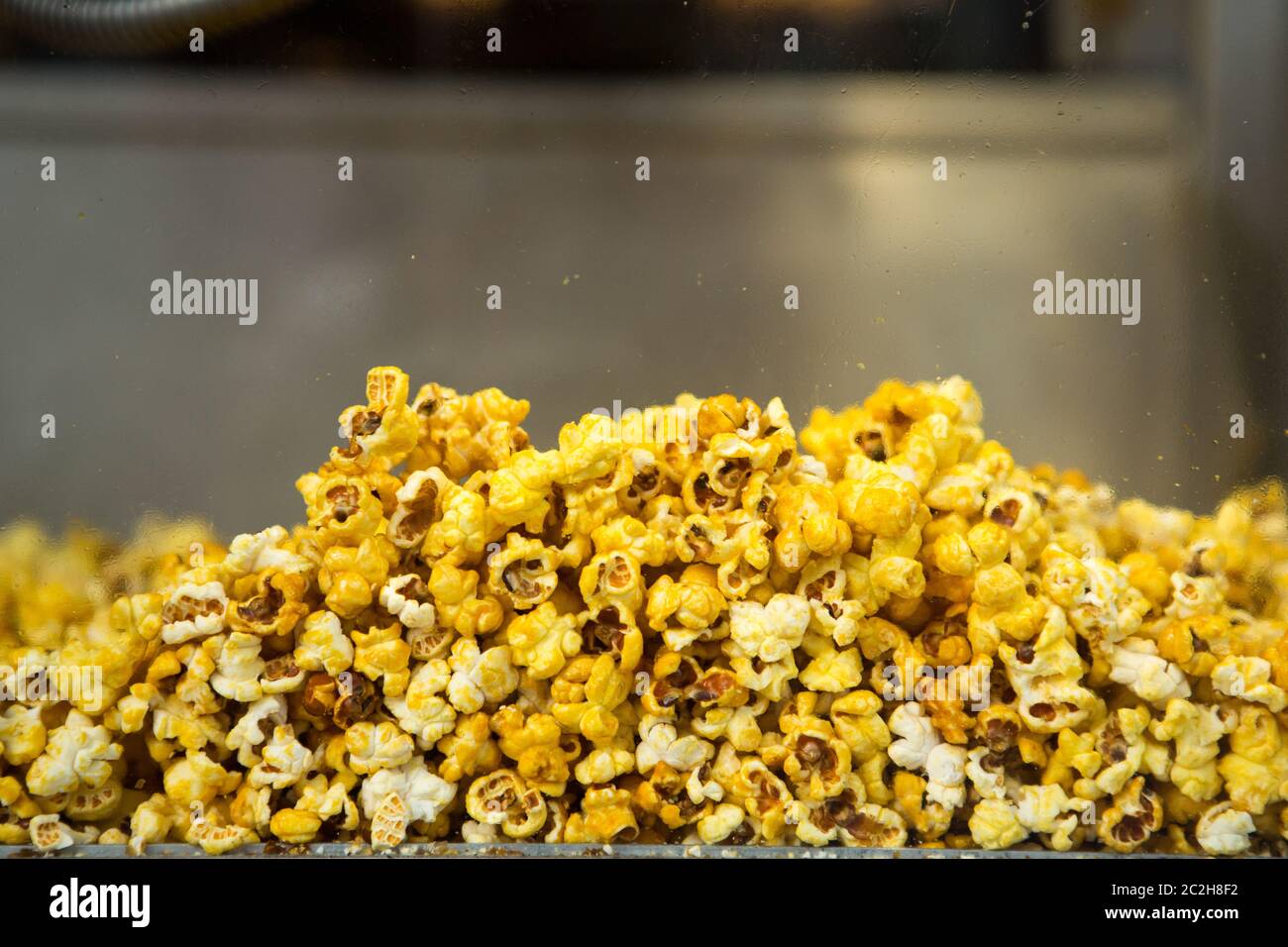 Süßes Popcorn im Straßenladen. . Süße Leckerbissen für Kinder und Erwachsene. Popcorn auf der Theke. Po Stockfoto