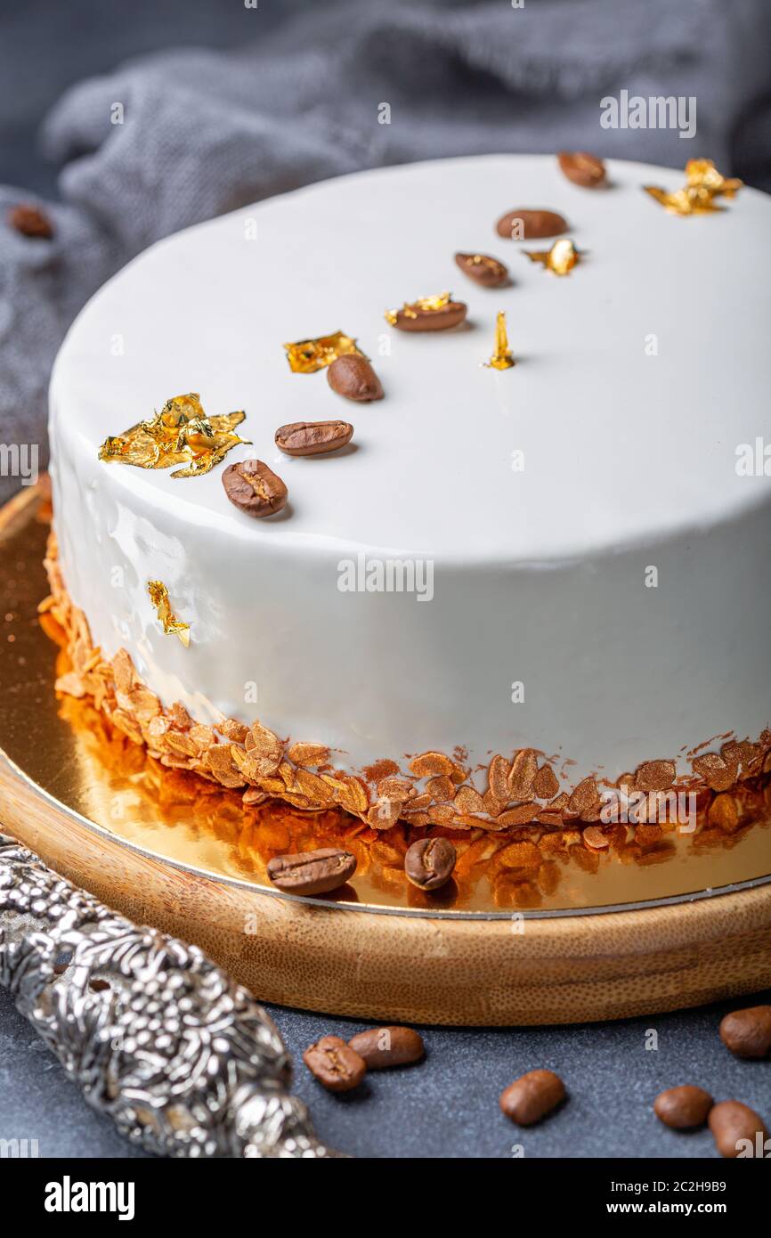 Mousse-Kuchen mit Spiegelglas. Stockfoto
