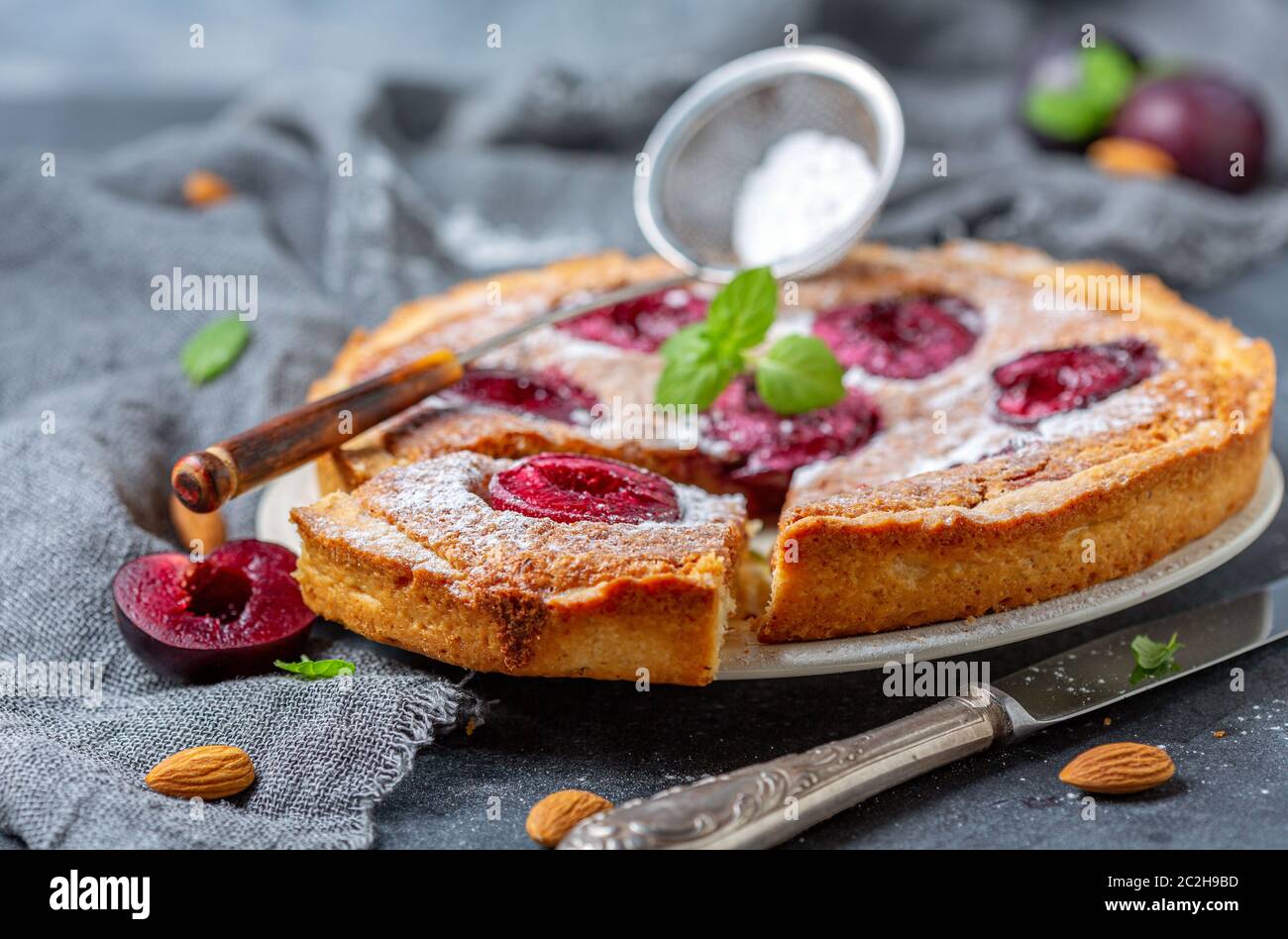 Torte mit Mandel- und frangipan Bio Pflaumen. Stockfoto