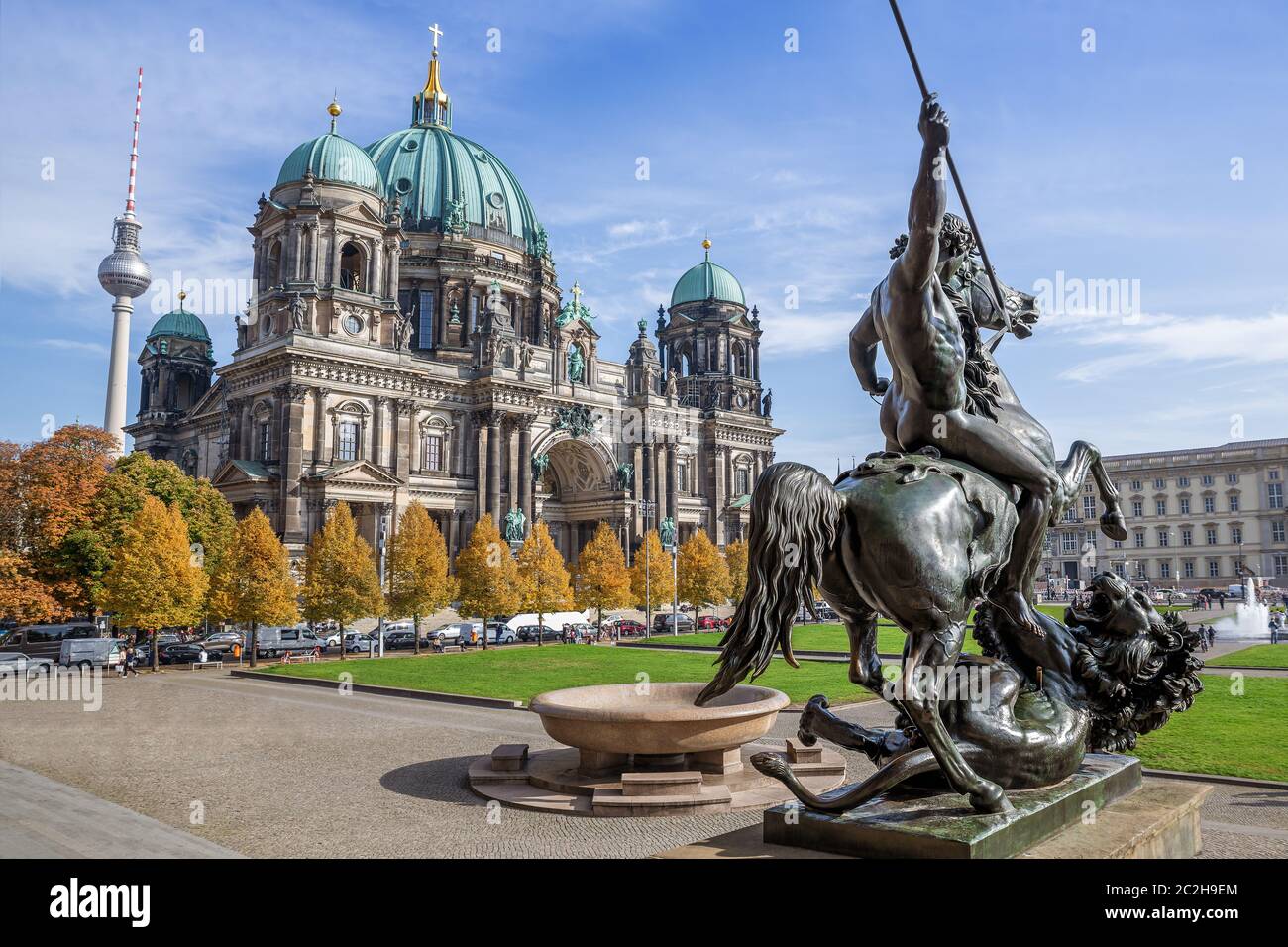 Der berühmte berliner Dom mit fountaine Stockfoto