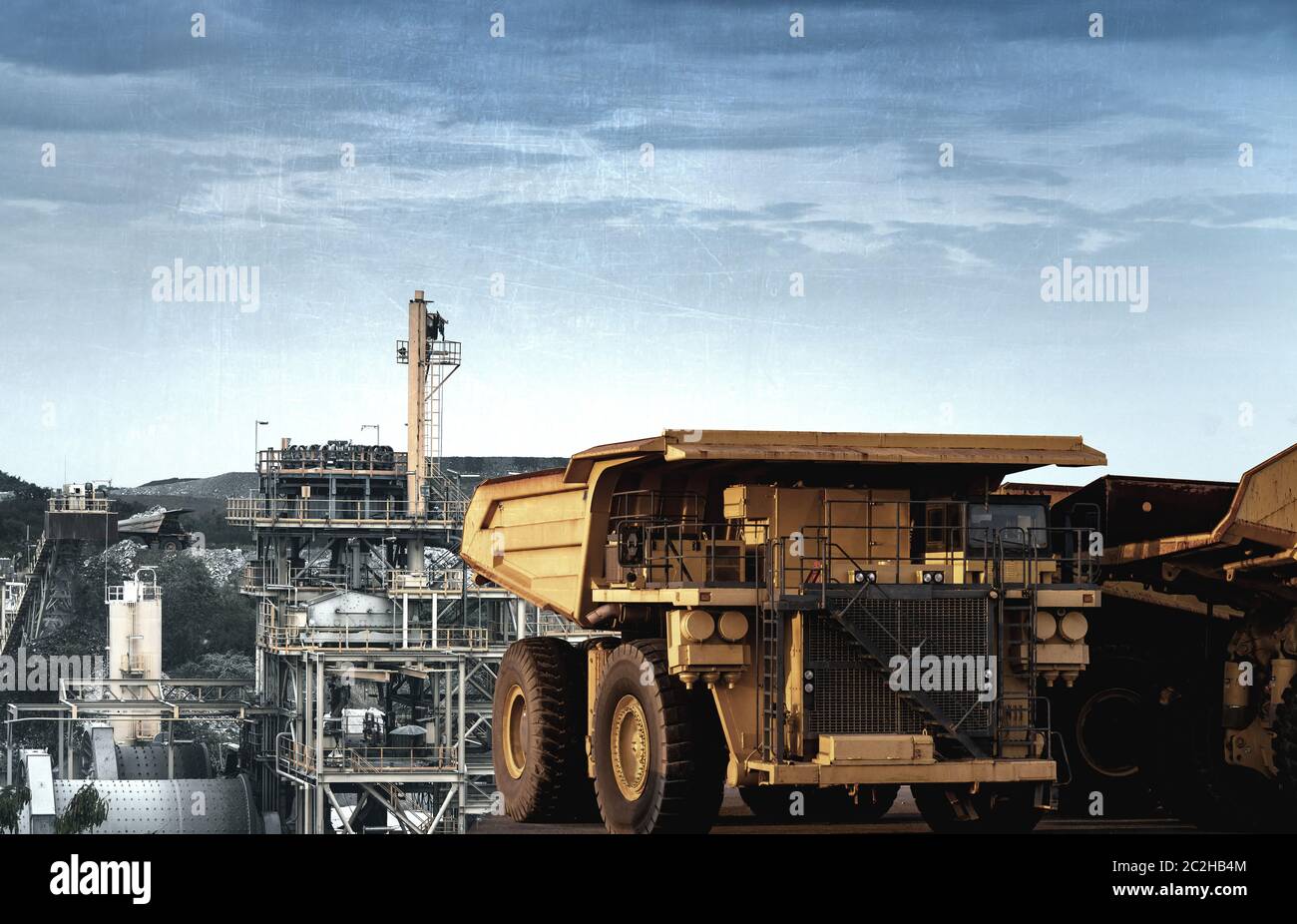 Gelbe Dump Truck laden mineralien Kupfer, Silber, Gold und andere im Bergbau Steinbruch. Stockfoto