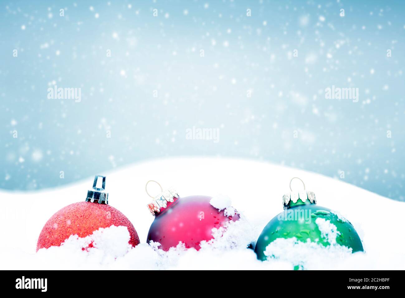 Weihnachtsschmuck auf weißem Schnee Hintergrund Stockfoto