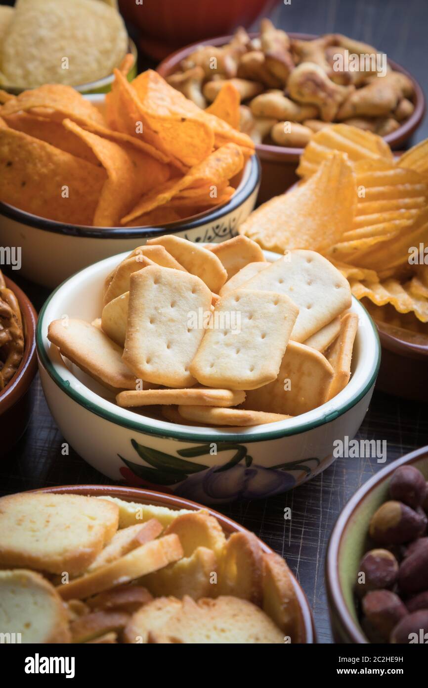 Salzige Snacks als Party-Food in Keramikschalen serviert Stockfoto
