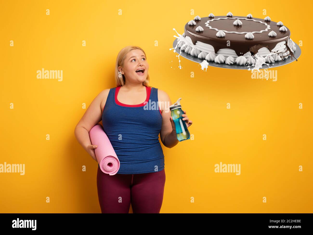 Fat Mädchen denkt, Süßigkeiten zu essen, anstatt zu tun Fitness-Studio. Gelber Hintergrund Stockfoto