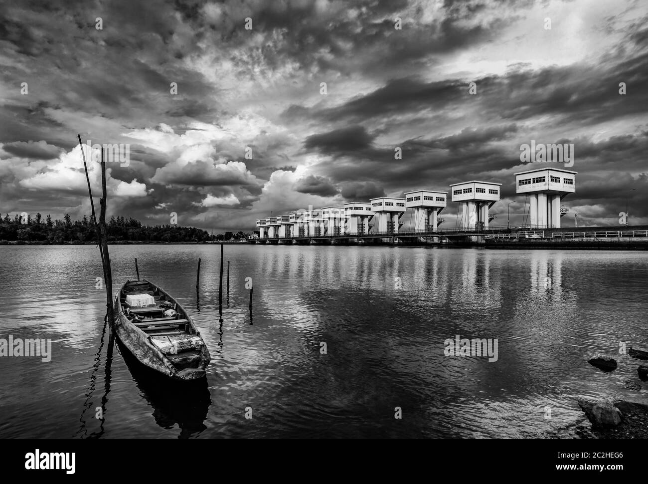 Fischerboot und Wassersperre und Fluss mit Wolke Himmel Sturm in der Regenzeit, Schwarz-Weiß-und monochromen Stil Stockfoto