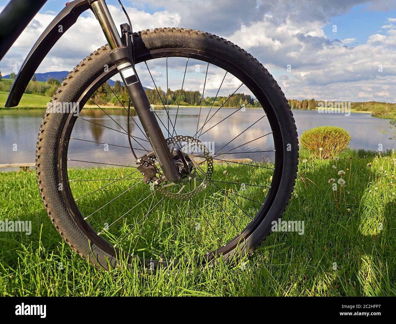 Radfahren in der Natur. Mit dem Fahrrad zum See Stockfoto