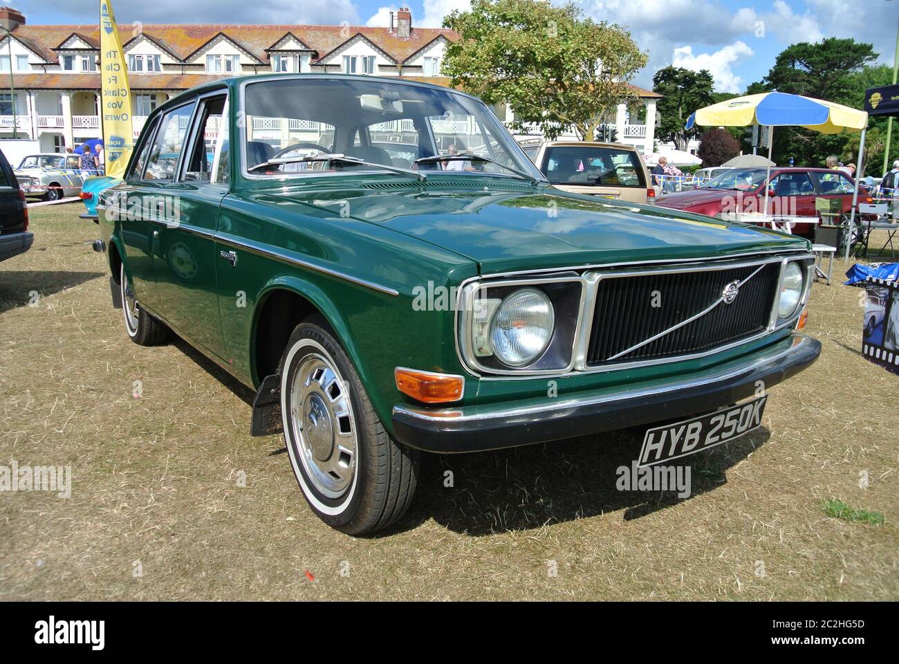 Ein Volvo 144 Auto aus dem Jahr 1972 parkte auf der englischen Rivera Oldtimer-Show, Paignton, Devon, England, Großbritannien. Stockfoto