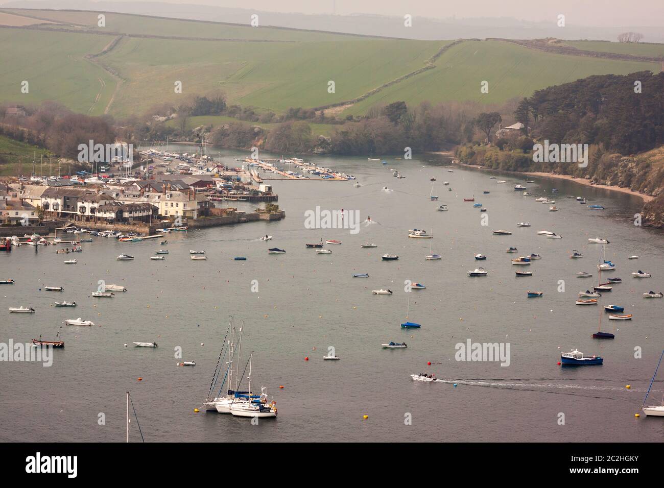 Dieses Foto zeigt Salcombe Fish Quay und den Ponton und die Anlegestellen in Batson. Auch Victoria Quay links vom Bild. Die Boote sind gegenüber Stockfoto