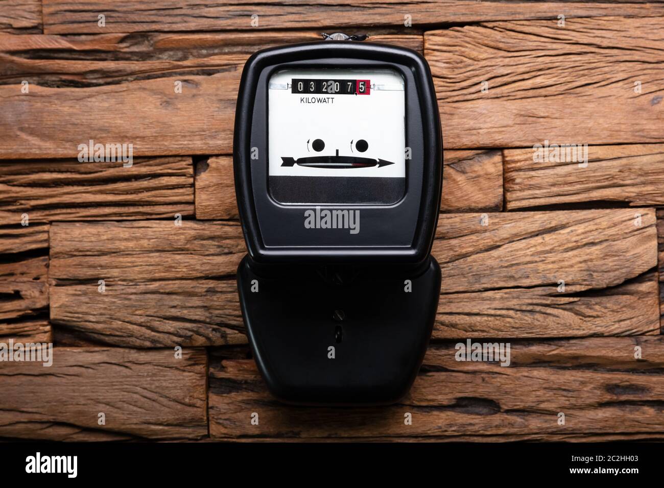 Nahaufnahme einer Kilowattstunde Strom Zähler auf hölzernen Schreibtisch Stockfoto
