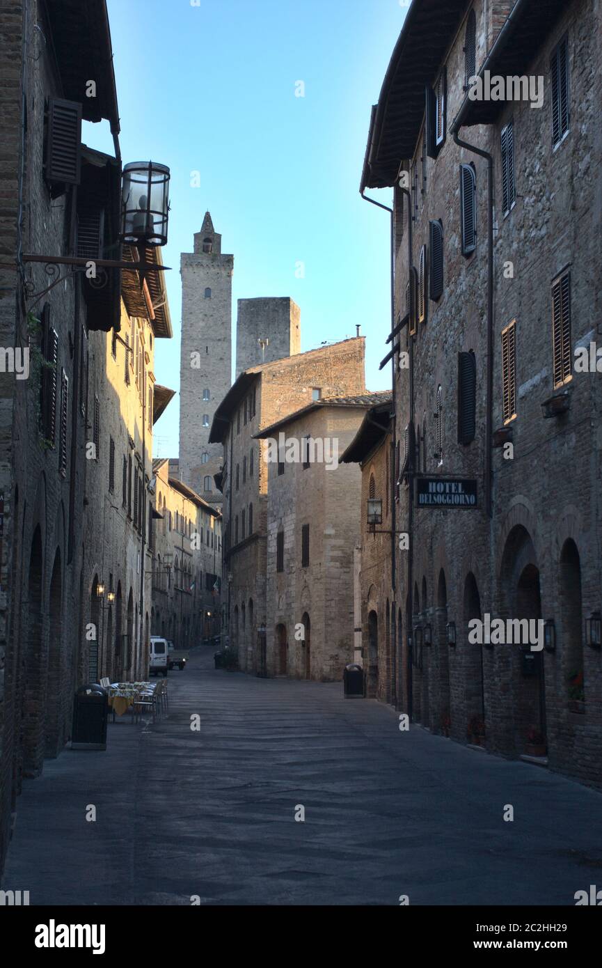 San Gimignano Toskana Italien. Blick von der Hauptstraße der mittelalterlichen Stadt am frühen Morgen. Stockfoto