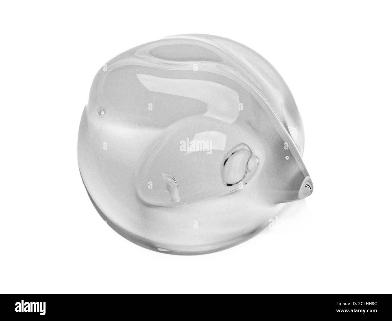 Gequetscht kosmetische klar Creme Gel Textur Iisoliert auf weißem Hintergrund. Nahaufnahme eines transparenten Tropfens des Hautpflegeprodukts Stockfoto