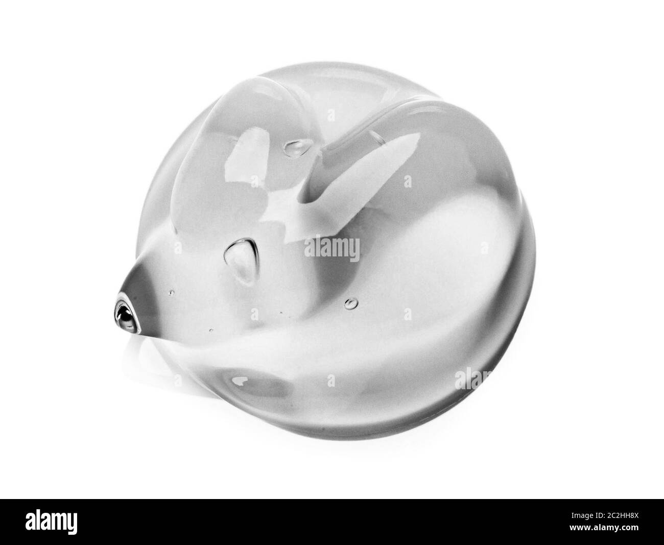 Gequetscht kosmetische klar Creme Gel Textur Iisoliert auf weißem Hintergrund. Nahaufnahme eines transparenten Tropfens des Hautpflegeprodukts Stockfoto