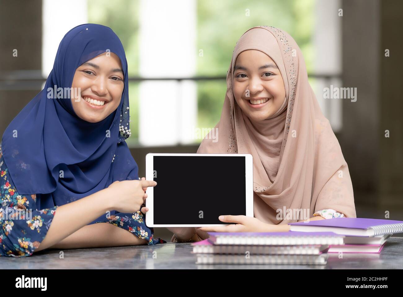 Teenager muslimische Studenten mit Tablet Stockfoto
