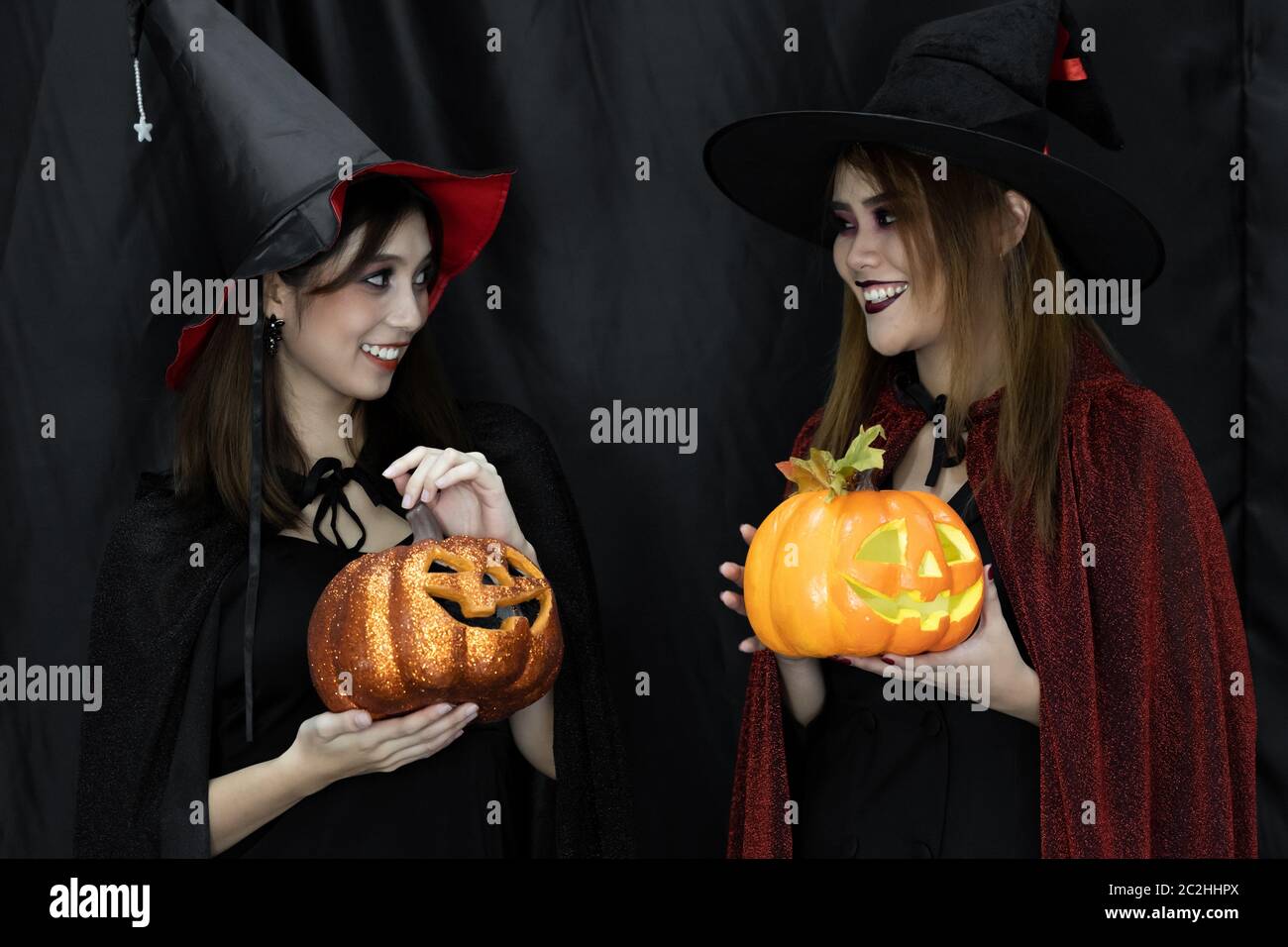 Halloween Kostüme Teenager junge Erwachsene Mädchen in Party  Stockfotografie - Alamy