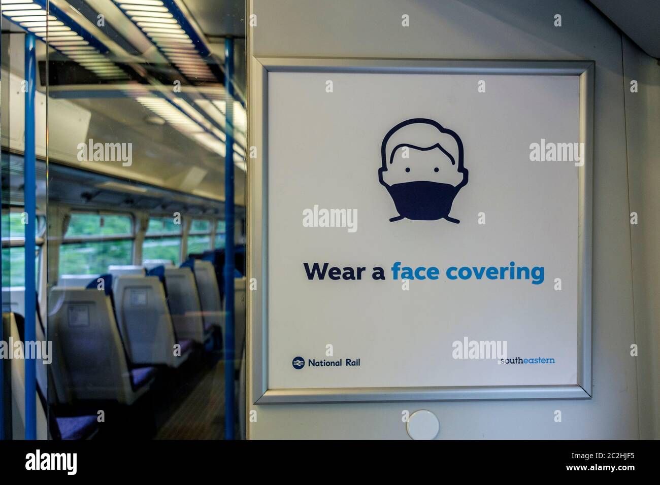 Juni 2020. Ein Schild auf einem südöstlichen Zug informiert die Fahrgäste, dass das Tragen von Gesichtsbezügen auf allen öffentlichen Verkehrsmitteln obligatorisch ist. London, Großbritannien. Stockfoto