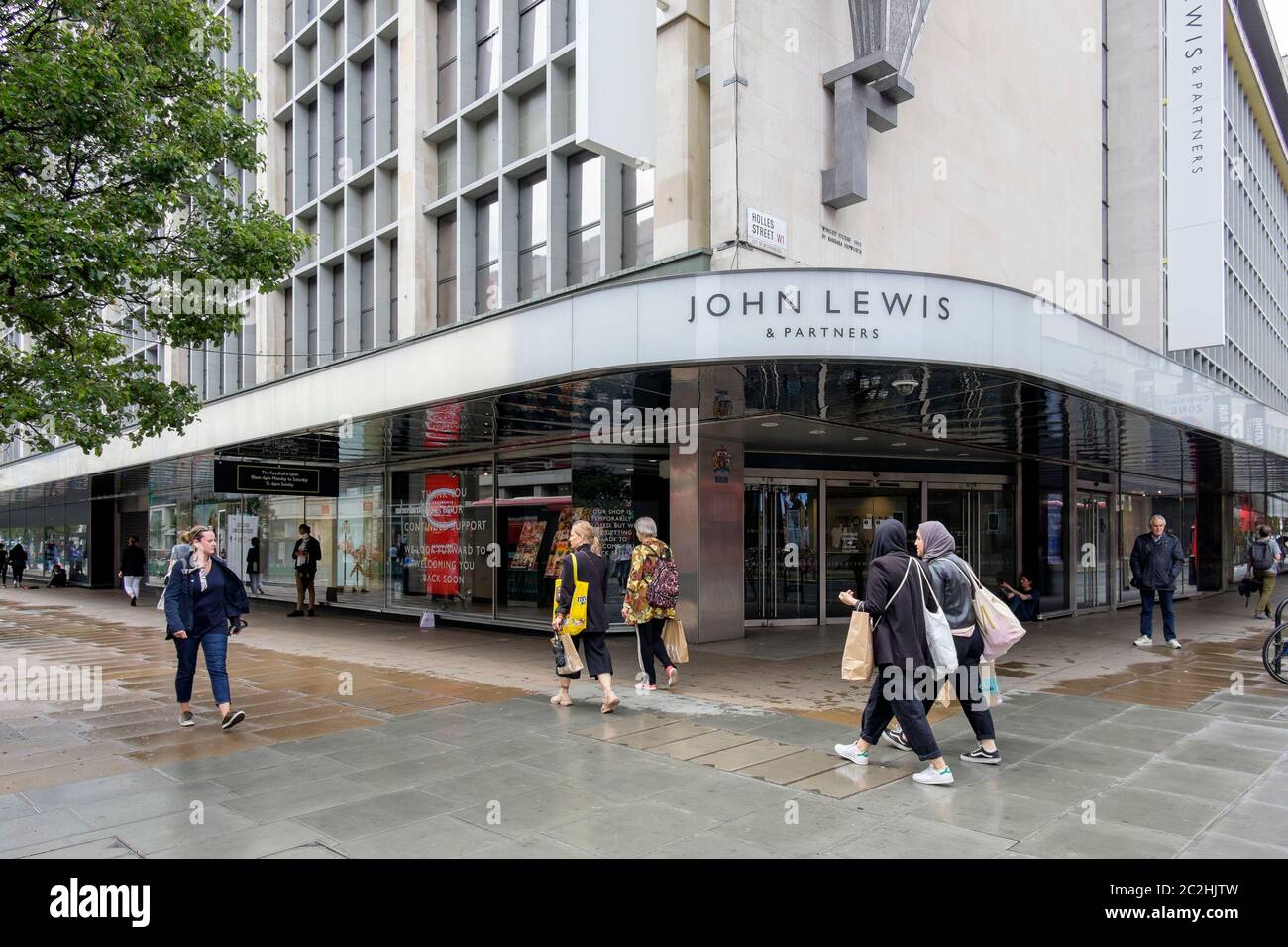 Juni 2020. Trotz der Lockerung der Covid-19-Sperrmaßnahmen, die es nicht unbedingt notwendigen Einzelhandelsgeschäften in England ermöglichen, das John Lewis Kaufhaus in der Oxford Street wieder zu öffnen, bleibt das Kaufhaus geschlossen. London, Großbritannien. Stockfoto