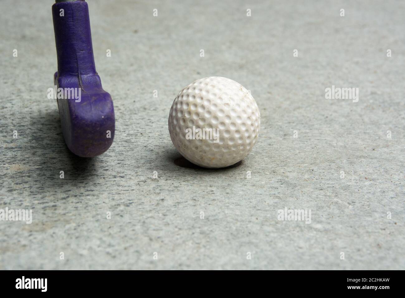 Minigolf, Detail von Ball und Minigolf Fledermaus Stockfoto