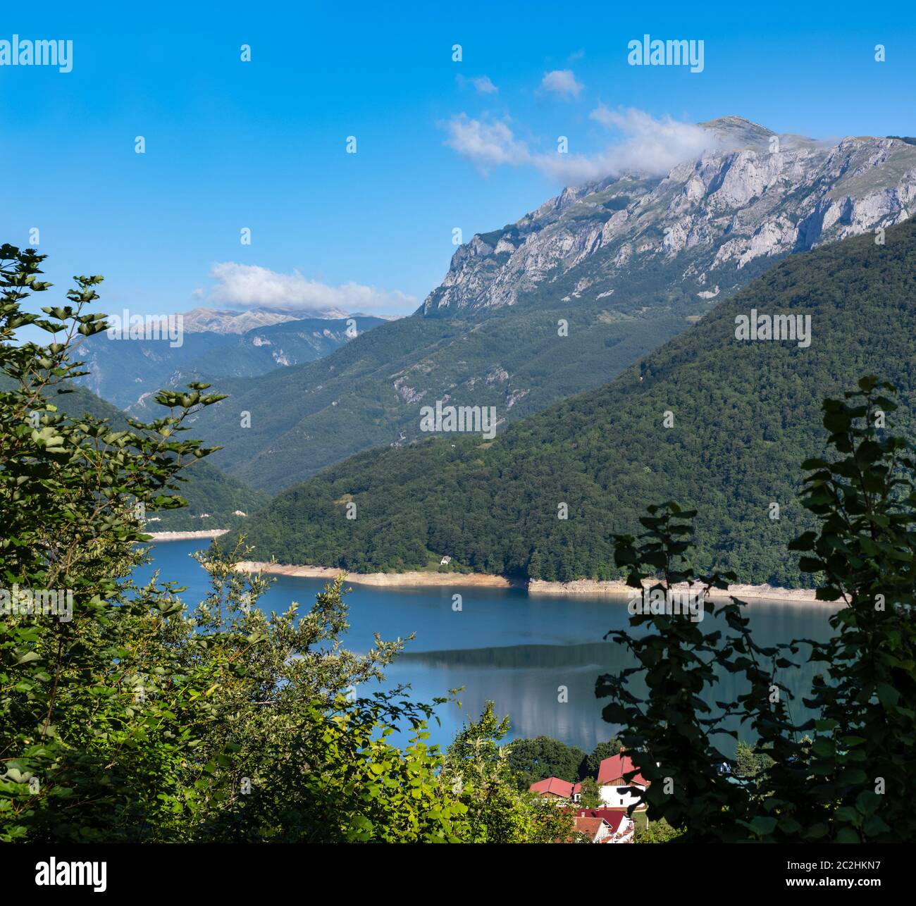 Piva-See (Pivsko Jezero) und Pluzine Stadtansicht in Montenegro. Stockfoto