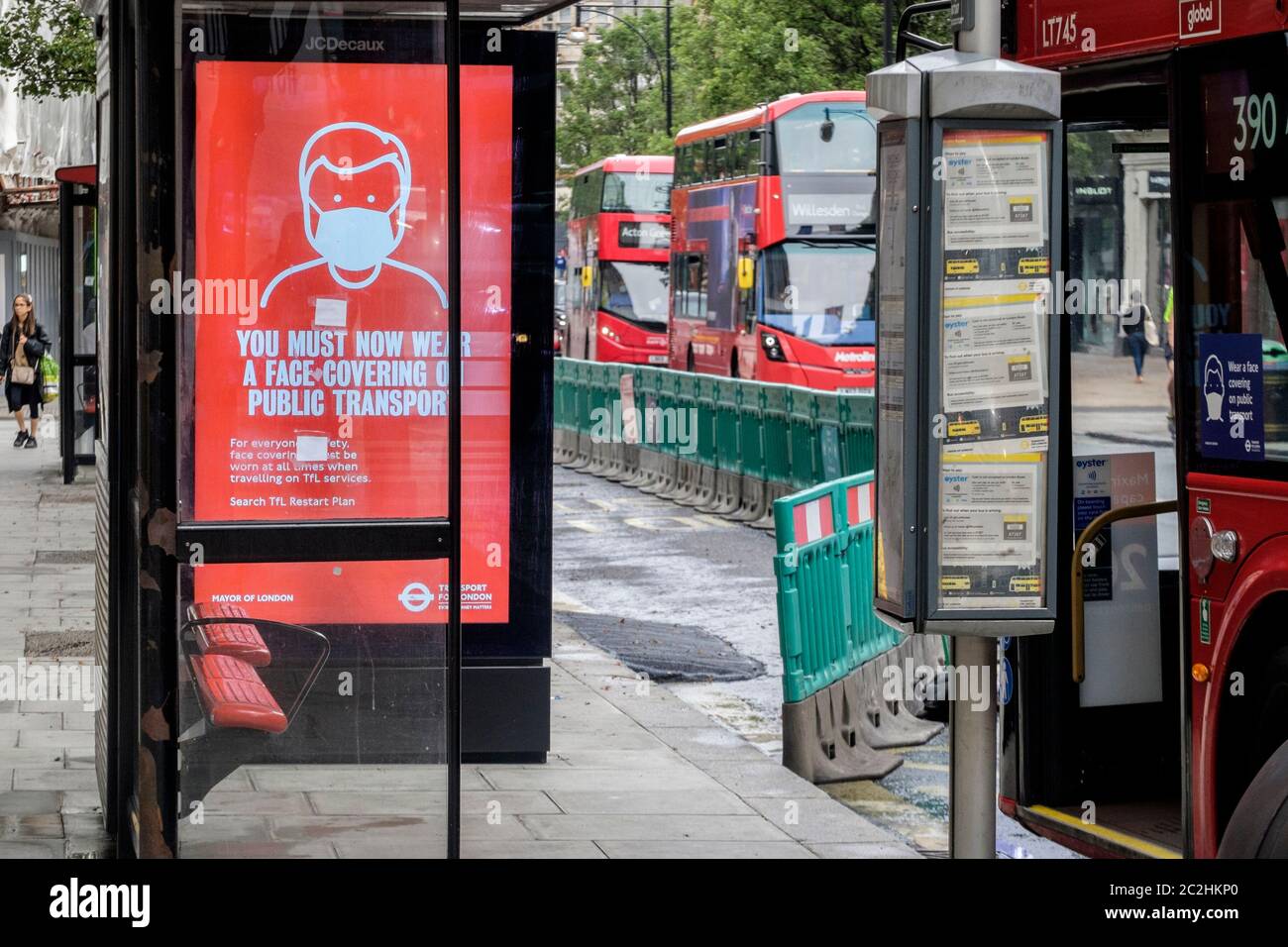 Juni 2020. Elektronische Beschilderung an der Bushaltestelle informiert die Passagiere, dass das Tragen von Gesichtsbedeckungen ist obligatorisch auf allen öffentlichen Verkehrsmitteln. London, Großbritannien. Stockfoto