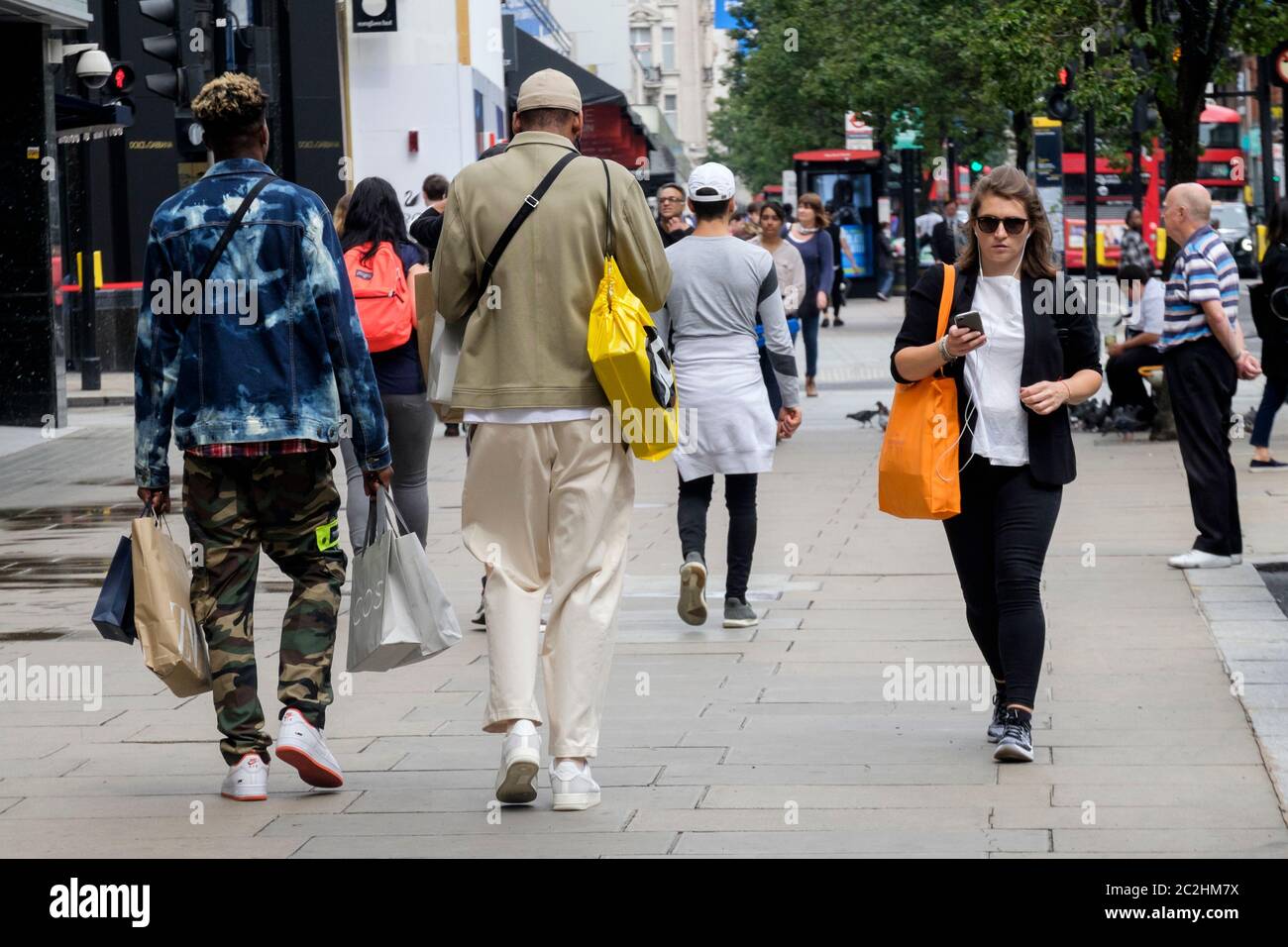 Juni 2020. Einkäufer in der Oxford Street, London, nachdem die Regierung die Lockerung der Covid-19-Sperrmaßnahmen in England eingeleitet hatte, die es nicht unbedingt notwendigen Einzelhandelsgeschäften ermöglichen, wieder zu öffnen. Stockfoto