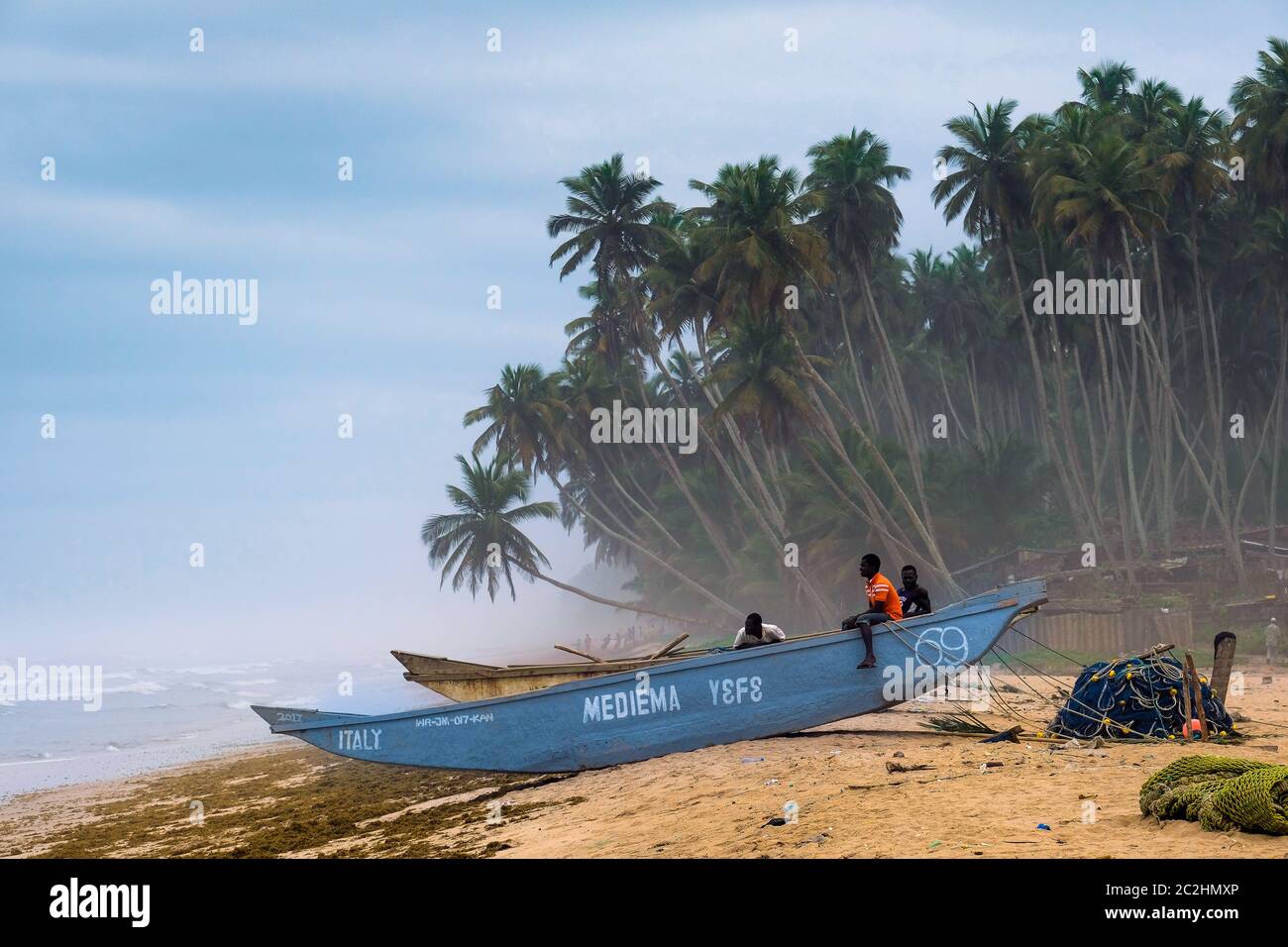 Fischerboote am KenGen Strand an der Westküste in Ghana, Afrika Stockfoto