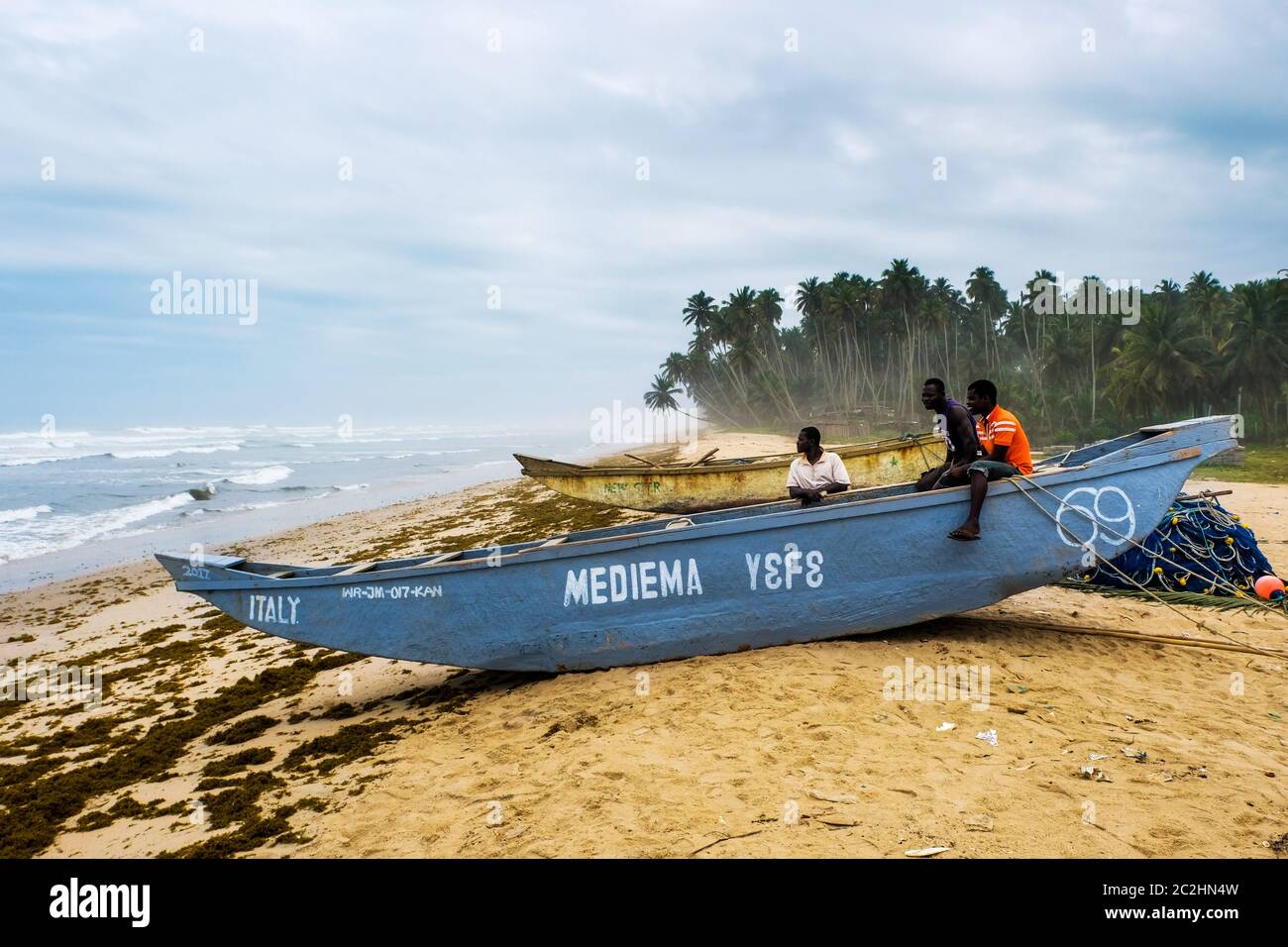 Fischerboote am KenGen Strand an der Westküste in Ghana, Afrika Stockfoto